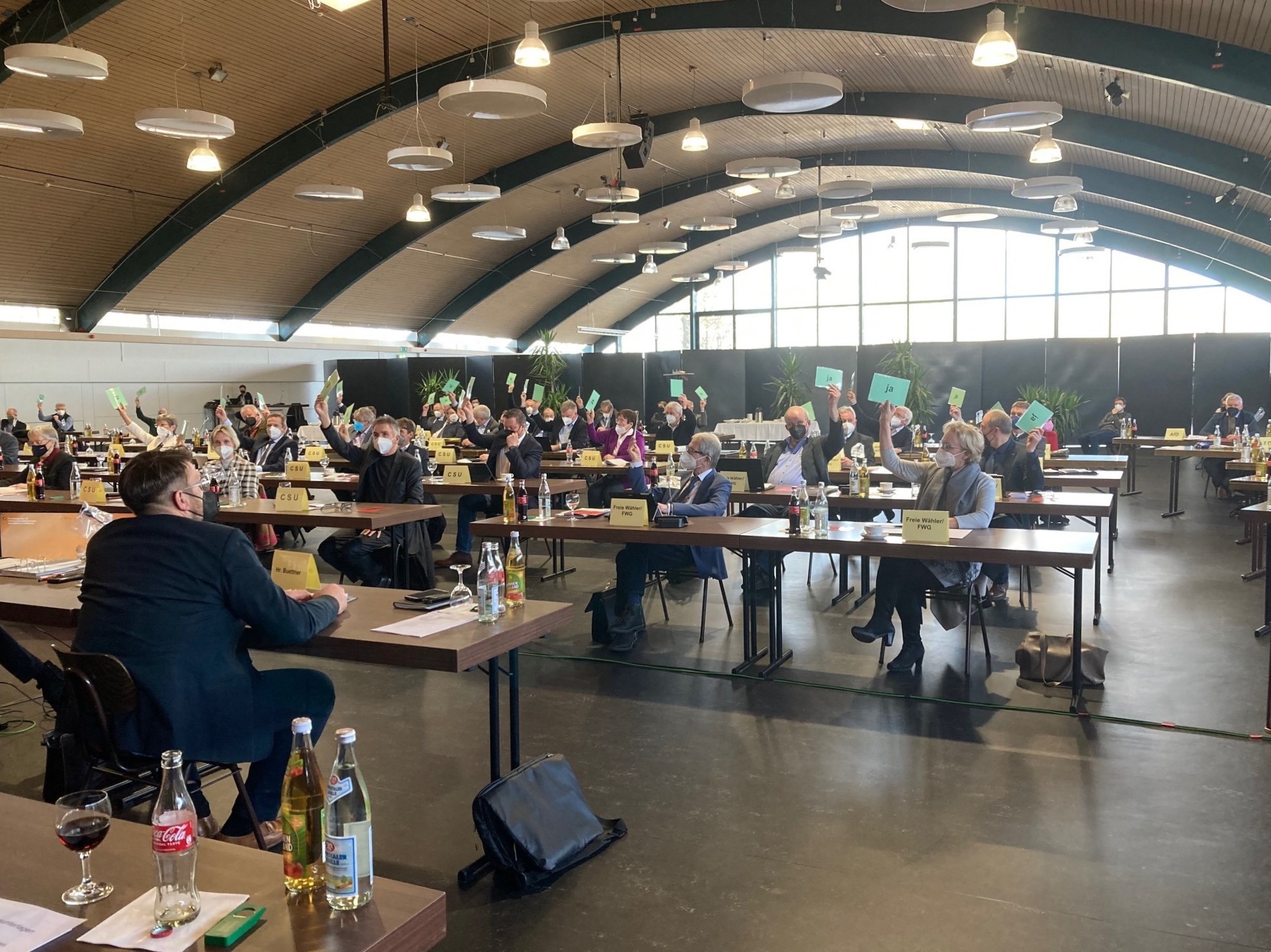 In der Ruhstorfer Niederbayern-Halle: Mit deutlicher Mehrheit stimmten die Mitglieder des Kreistages für den Haushalt 2022