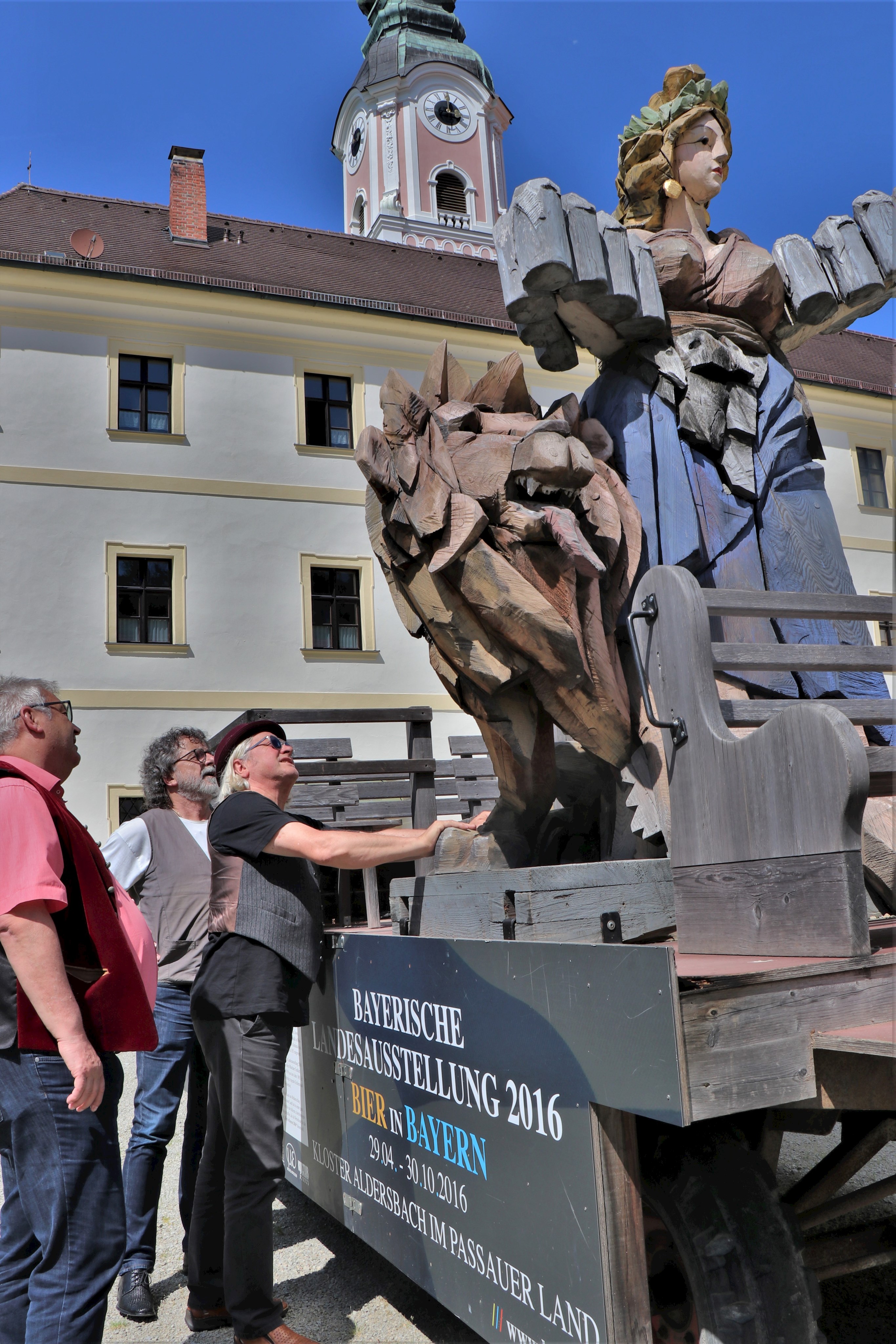 Untersuchten die „Bavaria“ gründlich: (v.r.) Künstler Michael Lauss, Kulturreferent Christian Eberle und Aldersbachs Bürgermeister Harald Mayrhofer