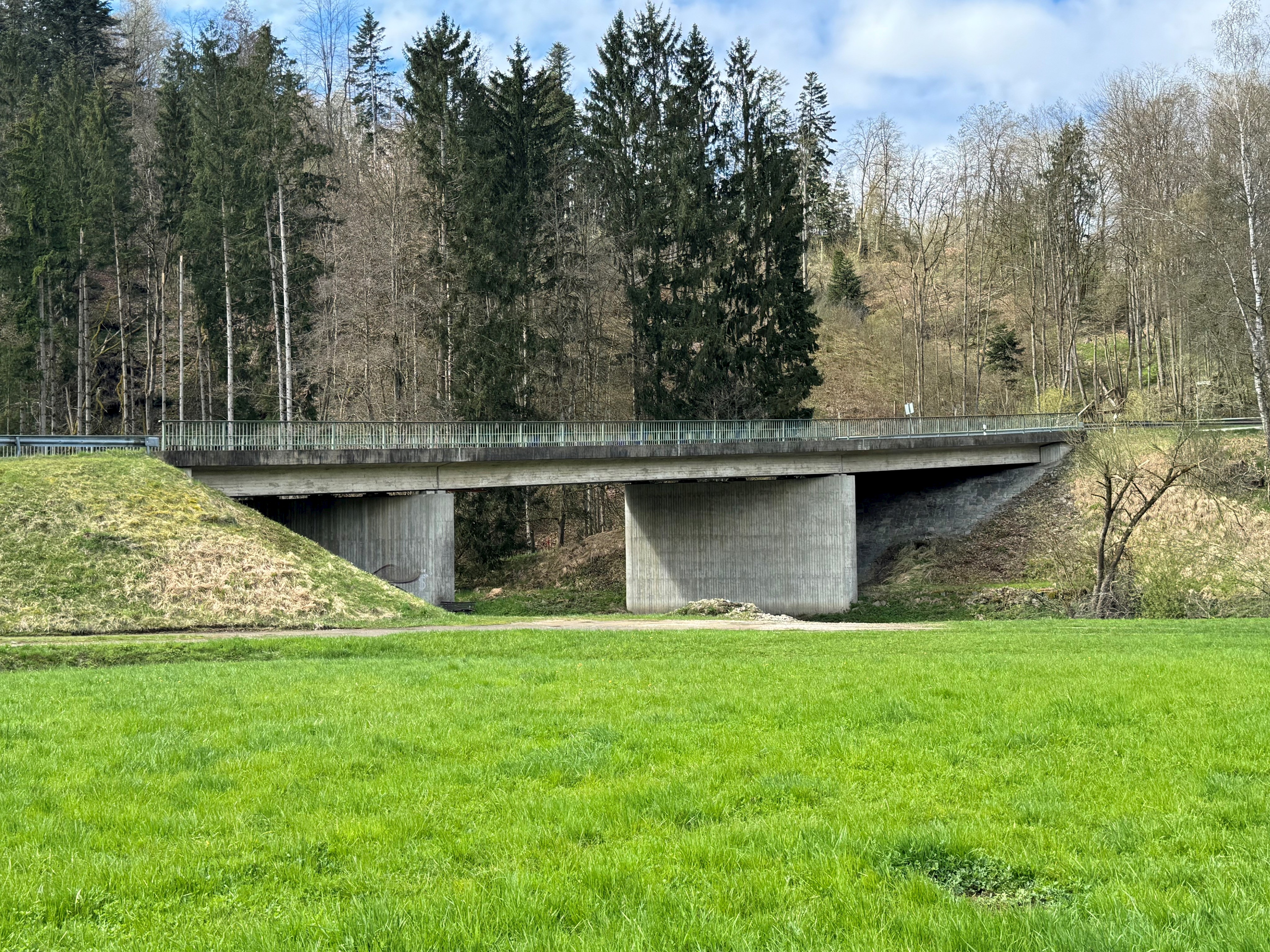 Sie ist Baujahr 1975 und jetzt ein dringender Sanierungsfall: Die Brücke über die Gaißa bei Hörmannsberg (Gemeinde Tiefenbach)