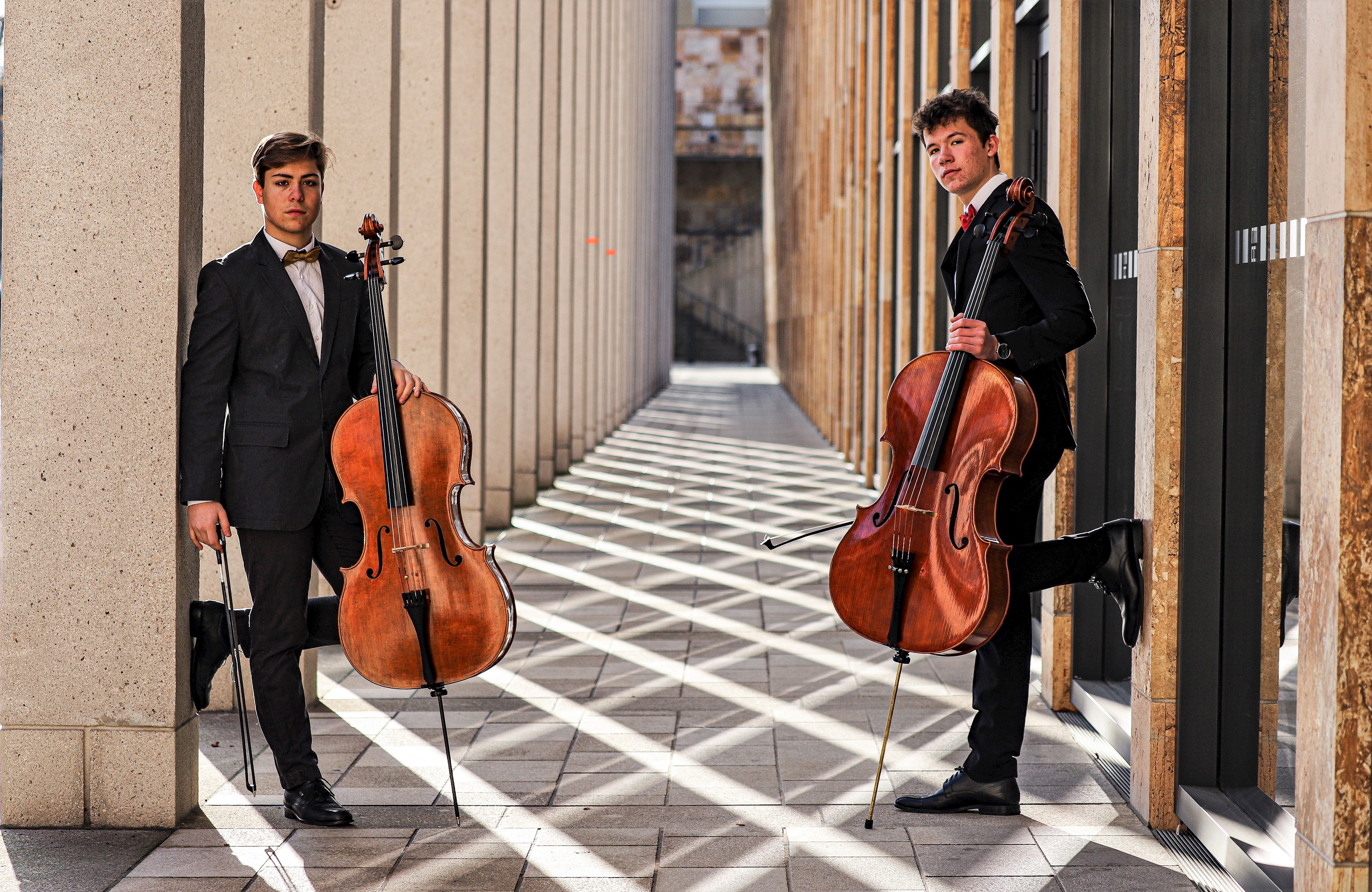 Aus Wiesbaden kommen die beiden jungen Musiker, die seit 2018 als CelloDuo unterwegs sind und sich schnell einen Namen weit über ihre Heimatstadt hinaus gemacht haben.