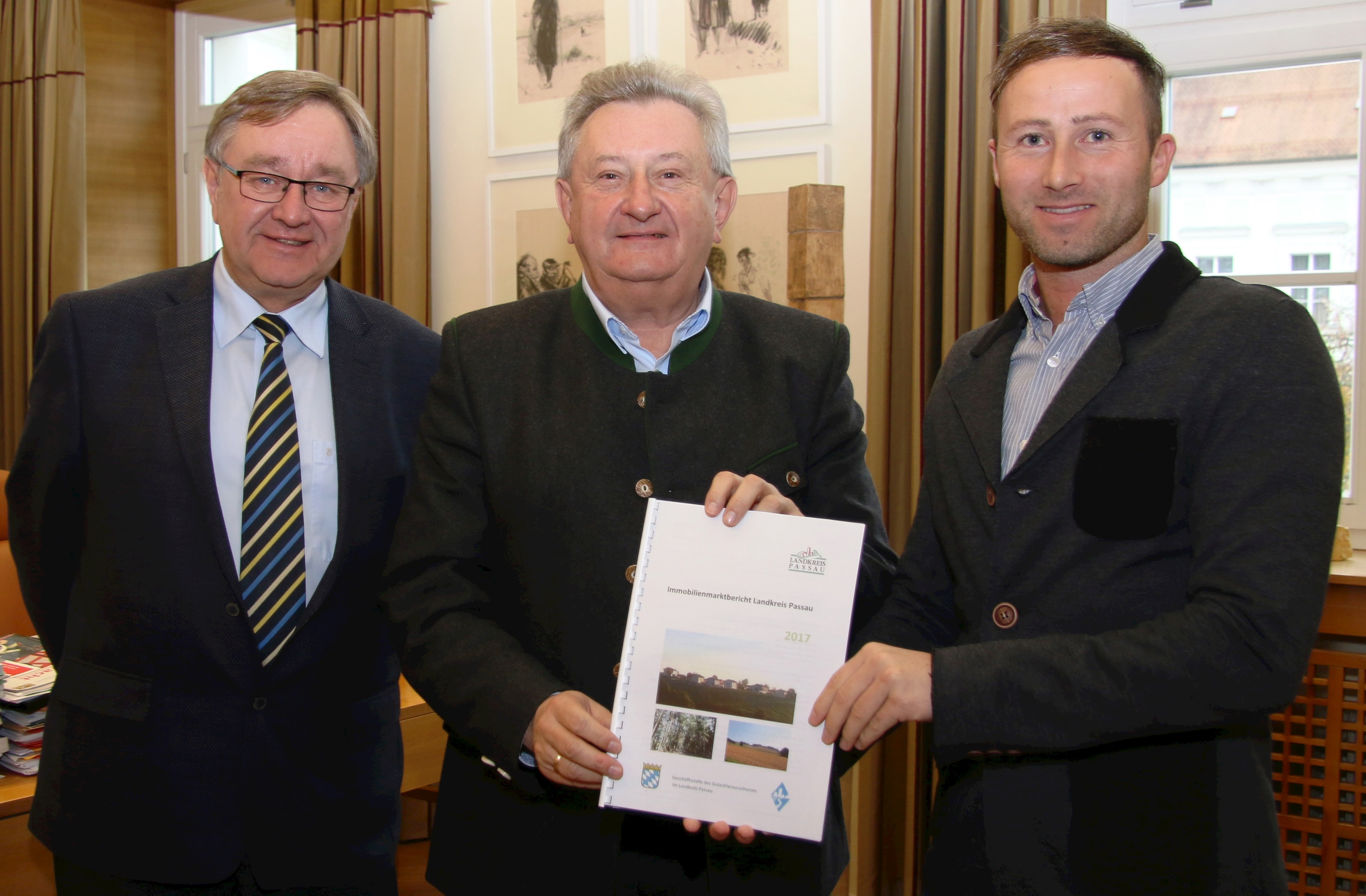 Den Immobilienmarkbericht 2017 für den Landkreis Passau stellten Andreas Dötter (r.) und Abteilungsleiter Helmut Schultes (l.) Landrat Franz Meyer vor.