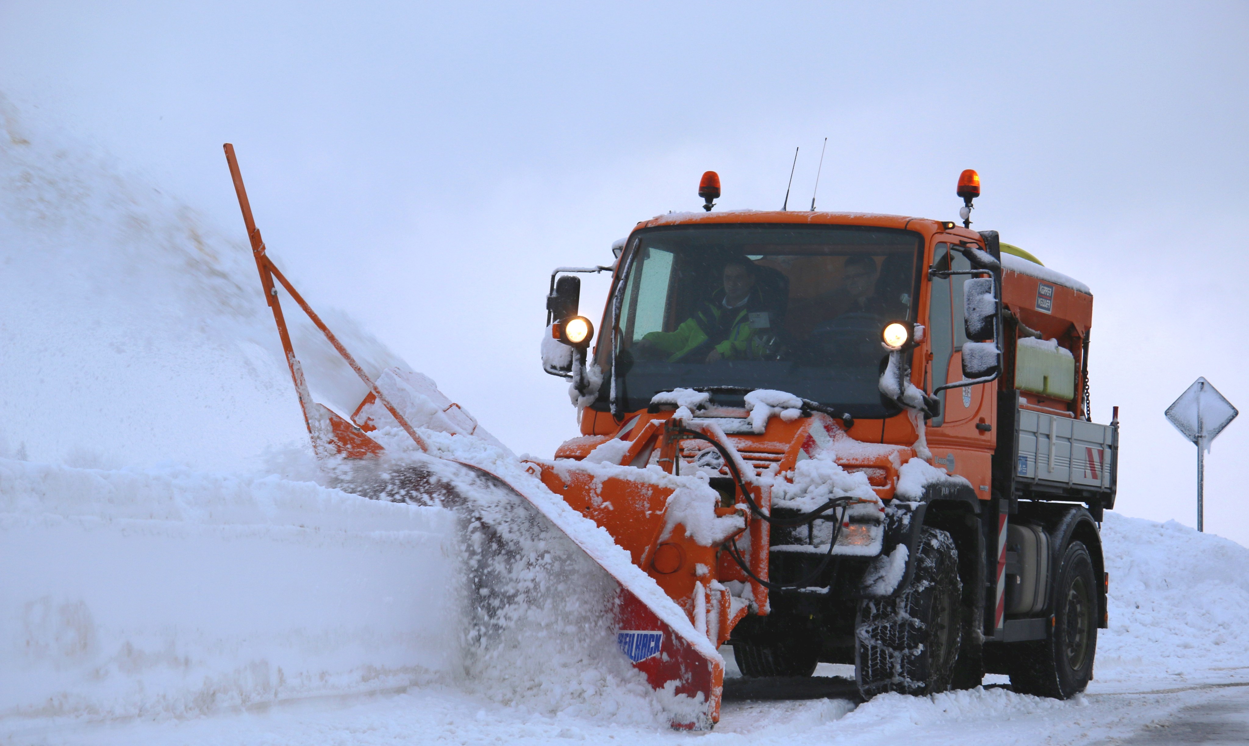 Mit 285 PS schiebt sich der Unimog durch die Schneemassen und schleudert sie knapp 30 Meter weit vom Straßenrand weg.