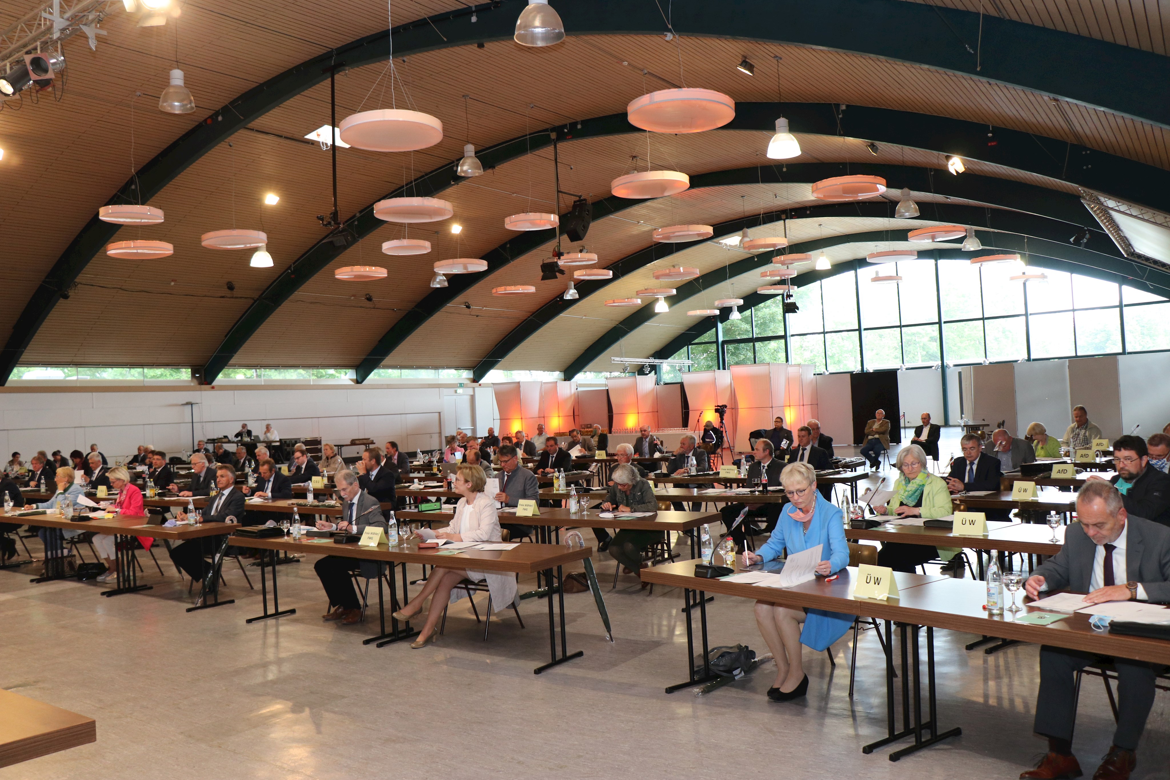 Corona-bedingt in der  Niederbayernhalle: Die erste Sitzung des Passauer Kreistages für die Wahlperiode 2020-2026