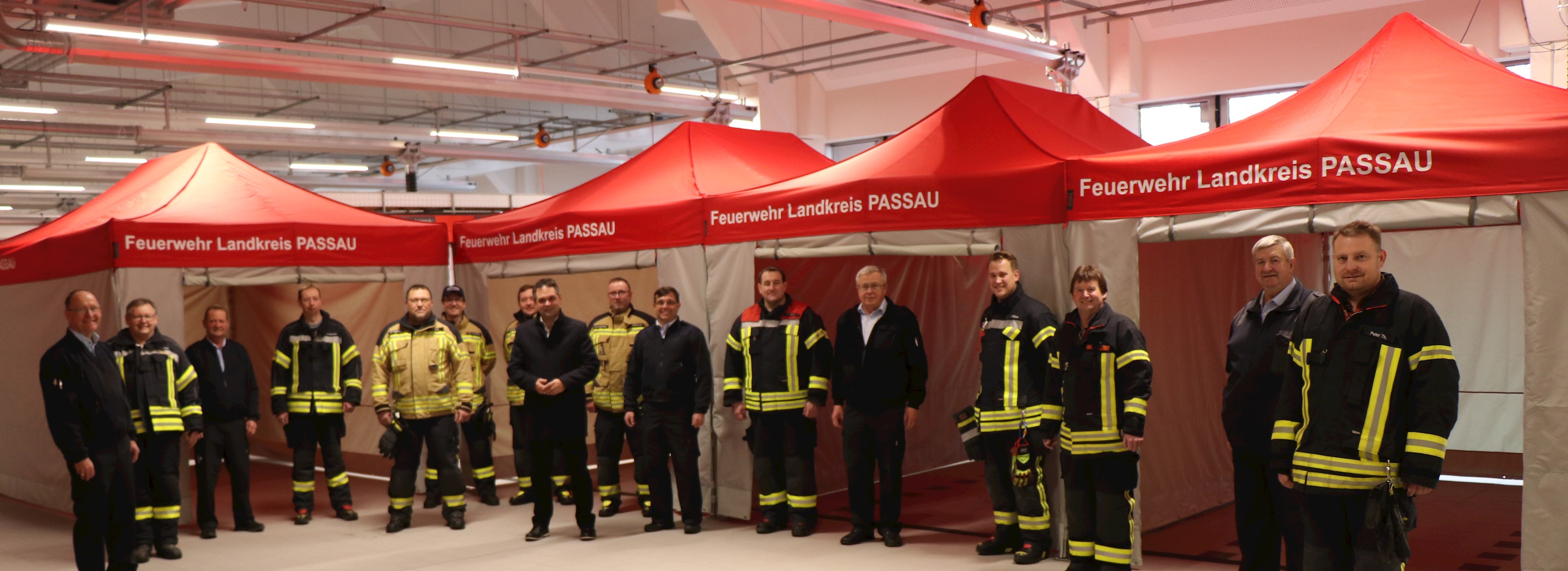 Den Probeaufbau der Zelte im Feuerwehrzentrum Vilshofen nutzten die Feuerwehren zur Vorstellung der neuen Ausrüstung bei Landrat Raimund Kneidinger. Dieser half auch gleich mit beim Abbau der Zelte.