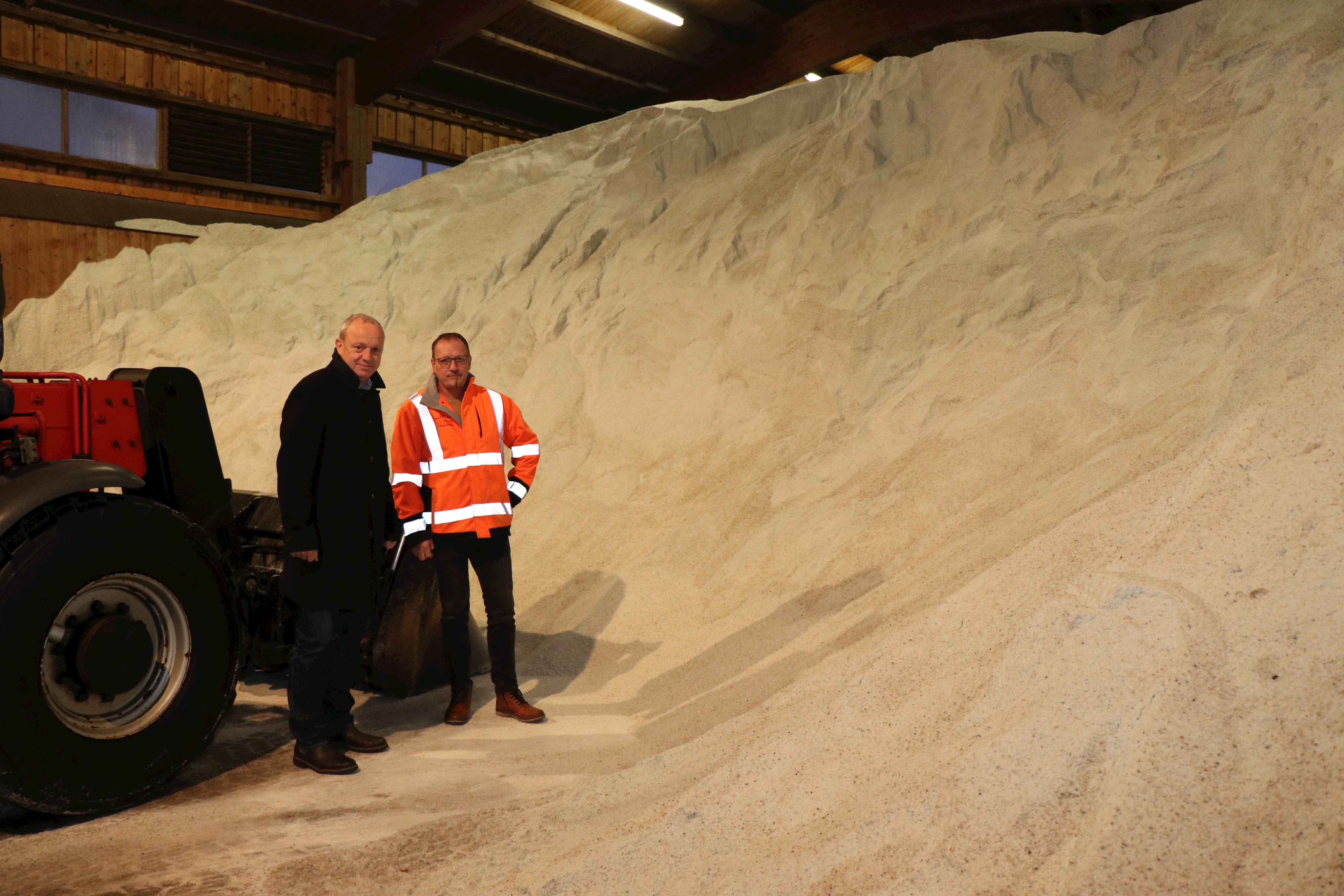 Die Salzlager des Landkreises sind zum Winterbeginn gut gefüllt. Hier in Patriching lagern rund 1.200 Tonnen Salz, wissen Leiter der Kreisstraßenverwaltung Herbert Hebel (v.l.) und stv. Straßenmeister Bruno Starkl.