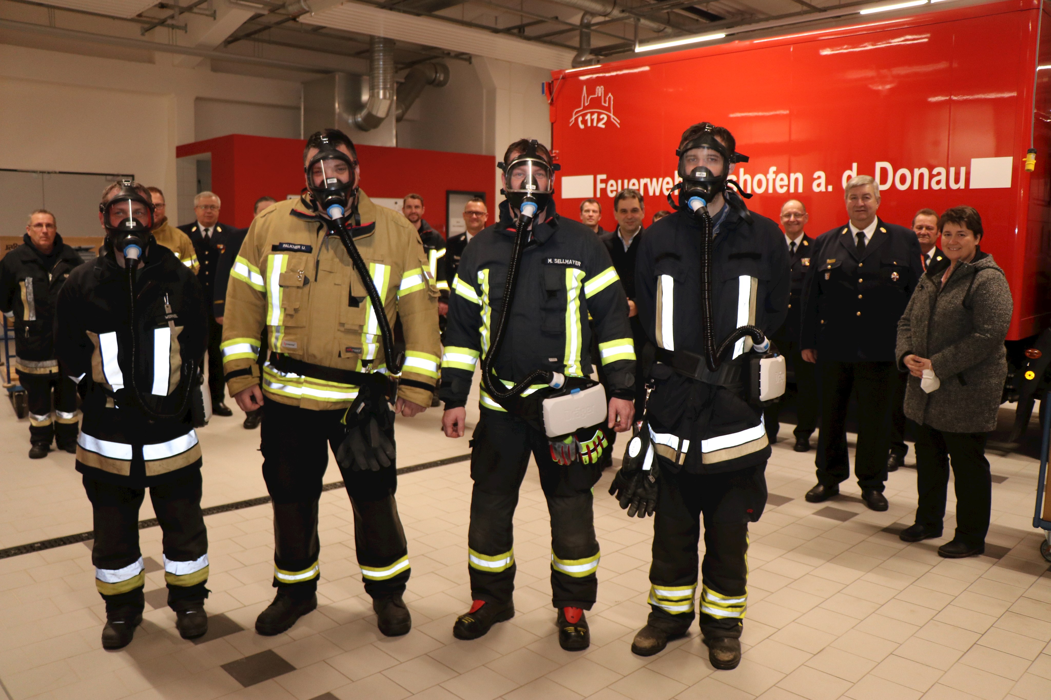 Für den Ernstfall bereit: Vier Kameraden aus den Feuerwehr-Gefahrgutzügen demonstrierten bei der offiziellen Übergabe die Geräte.