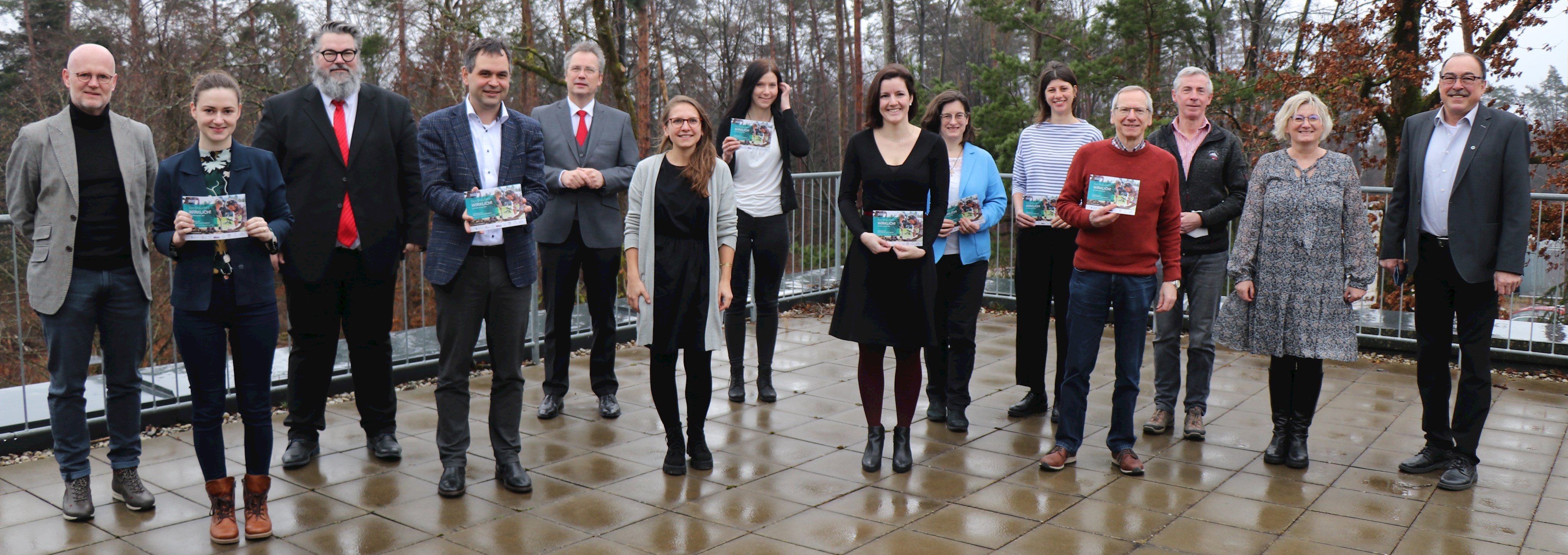 v.l.: Wolfgang Seiderer (Klimaschutzbeauftragter Stadt Passau), Carolin Stadler (Klimaschutz Stadt Passau),  Andreas Rother ( 2. Bürgermeister Stadt Passau), Raimund Kneidinger (Landrat Landkreis Passau),  Jochen Wilde (Evangelischer Dekan Passau), Sabrina Hoffmann (Koordinatorin für kommunale Entwicklungspolitik Landkreis Passau), Eva Brunner und Verena Holzbauer (Klimaschutz-Managerinnen Landkreis Freyung-Grafenau), Sonja Sibbor-Heißmann (Studentenpfarrerin), Maria Maidl (Umweltreferat Diözese Passau), Peter Oberleitner (Geschäftsführer Diözesanrat Passau), Josef Holzbauer (Umweltreferent Diözese Passau), Kathrin Plechinger (Geschäftsführerin Kath. Frauenbund) und Franz Brunner (stv. Landrat Freyung Grafenau)