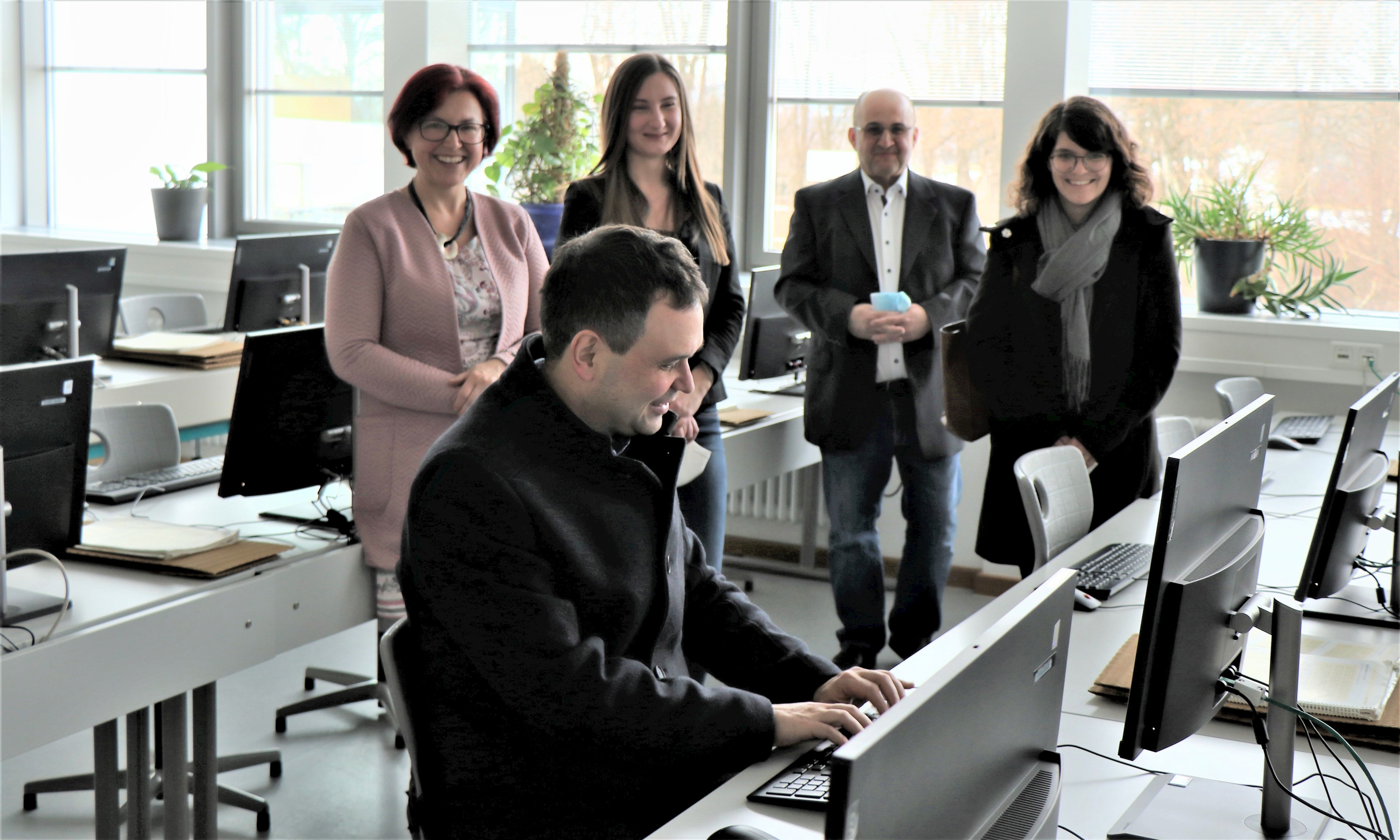 Landrat Raimund Kneidinger (Vordergrund) machte sich in Tittling an der Realschule Dreiburgenland selbst eine Bild von der IT-Ausstattung, beobachtet von (v.r.) Abteilungsleiterin Claudia Ruderer (Landratsamt), Schulleiter Otto Murr, Laura Wolff (Schulbeauftragte Landratsamt) und die IT-Fachbetreuerin der Realschule, Siegrid Skrobek.