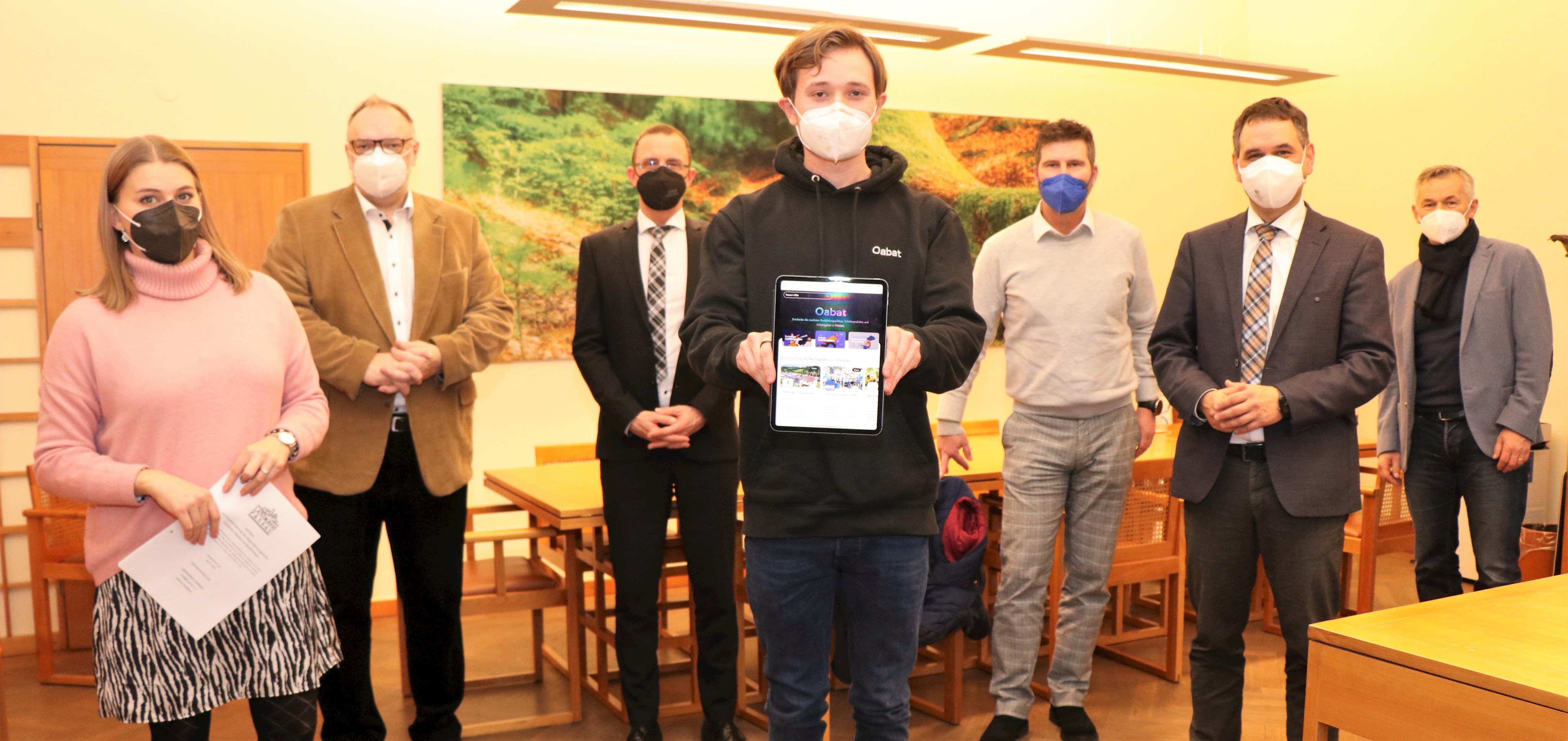 Schul- und Arbeitswelt besser verknüpfen ist ein Baustein in der aktuellen Förderperiode: (v.l.) Vanessa Peter (Projektmanagerin), Jürgen Dupper (Oberbürgermeister der Stadt Passau), Armin Diewald stellvertretender Landrat im Amt), Nikolas Adjan (Gründer der Oabat UG), Roland Gruber Sachgebietsleiter Kreisentwicklung und Wirtschaftsförderung), Raimund Kneidinger (Landrat Landkreis Passau), Werner Lang (Wirtschaftsreferent der Stadt Passau) wollen dieses Thema vorantreiben.