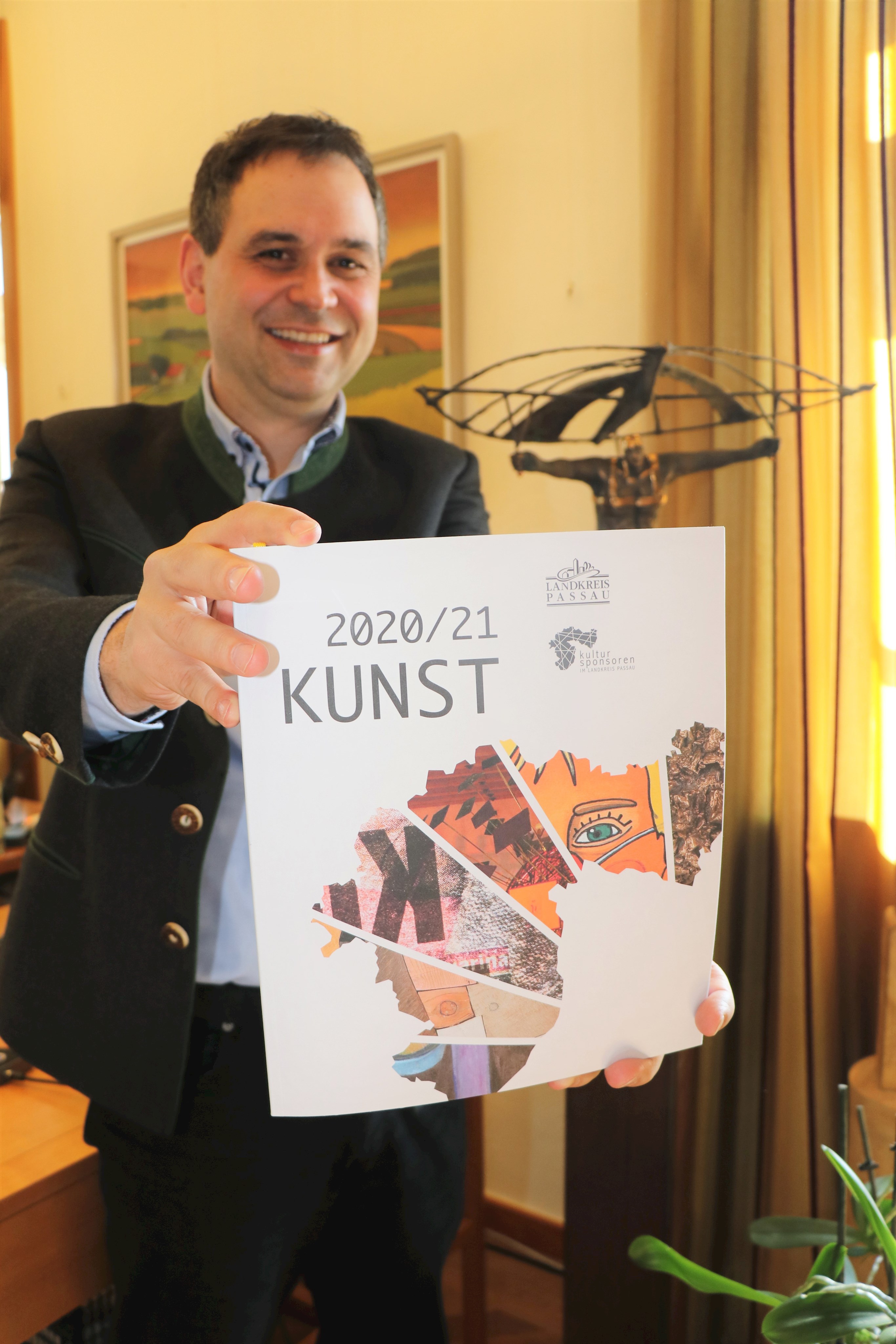 Landrat Raimund Kneidinger präsentiert den Kunstkatalog 2020/21 der Landkreisgalerie. Herausgeber ist das Kulturreferat.