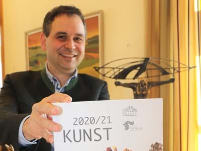 Landrat Raimund Kneidinger präsentiert den Kunstkatalog 2020/21 der Landkreisgalerie. Herausgeber ist das Kulturreferat.
