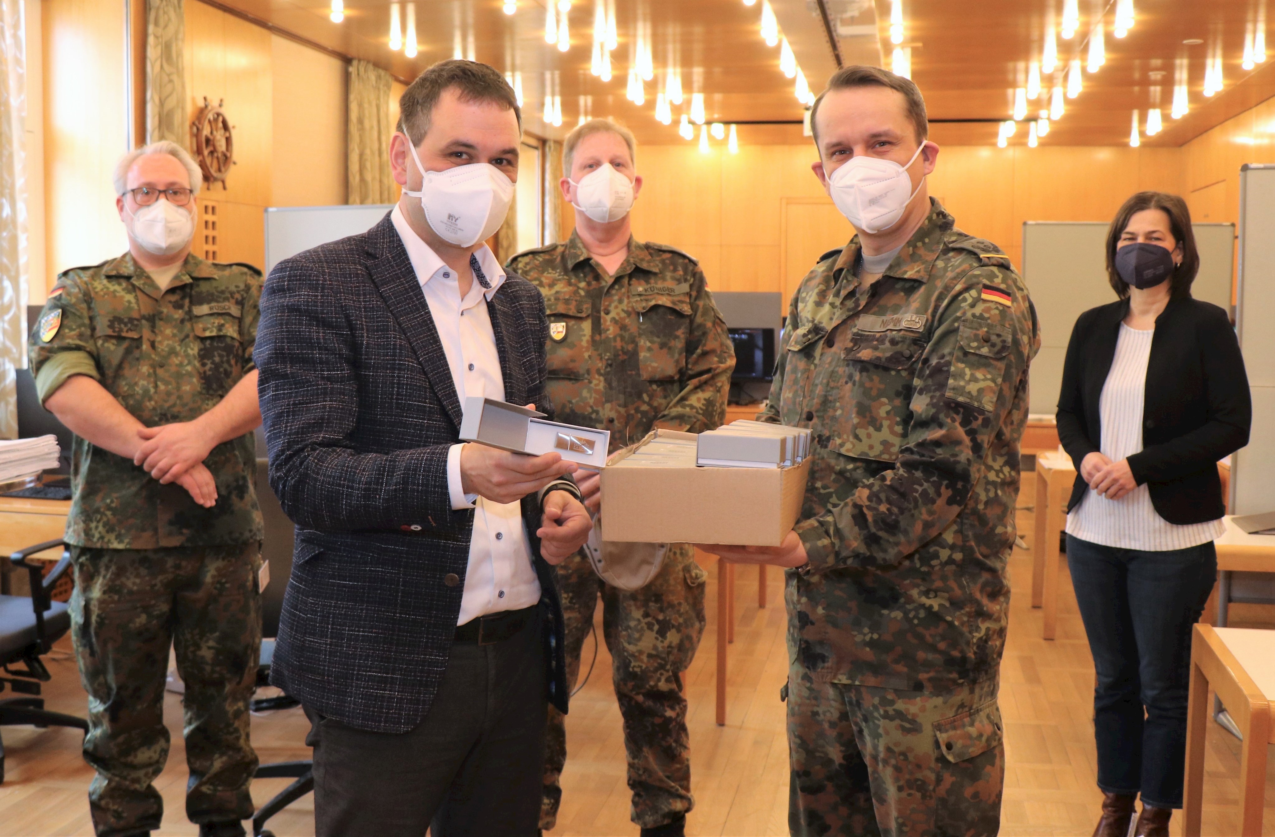 Mit einem kleinen Geschenk an die Soldatinnen und Soldaten bedankten sich Landrat Raimund Kneidinger (2.v.l.) und Abteilungsleiterin für Öffentliche Sicherheit und Ordnung, Verena Schwarz (r.) mit Verbindungsoffizier Hauptmann d.R. Michael Rösch (v.l.), Leiter des Kreisverbindungskommandos Oberstleutnant d.R. Andreas Königer beim Kommandeur des Freyunger Aufklärungsbataillons 8, Oberstleutnant Darius Niemm.