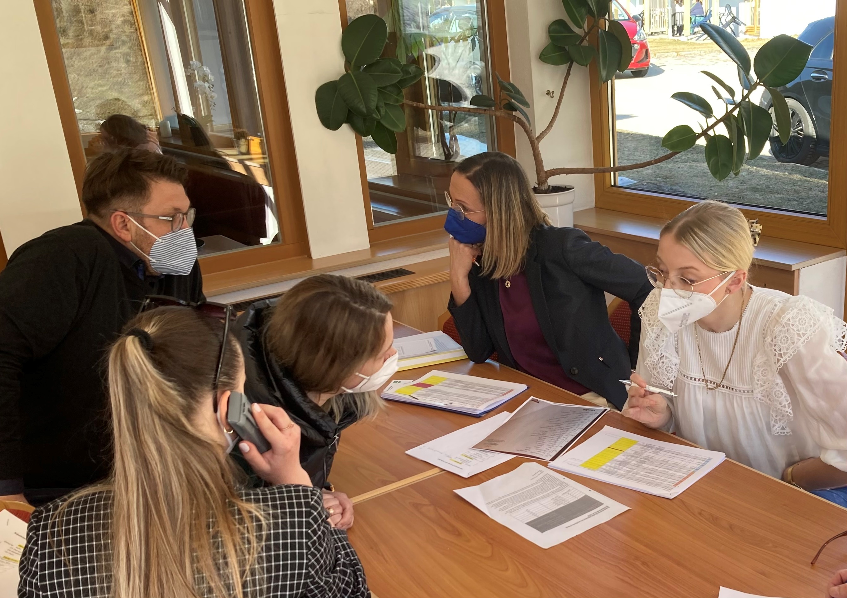 Eines von zwei Teams des Landratsamtes für die Wohnungsvermittlung (bei der Arbeit vor Ort in Sonnen): v.l. Abteilungsleiter Andreas Buettner, die Dolmetscherinnen Anastasiia und Hanna, Melanie Wagner (Servicestelle Ehrenamt) und Rechtsreferendarin Theresa Pflieger.