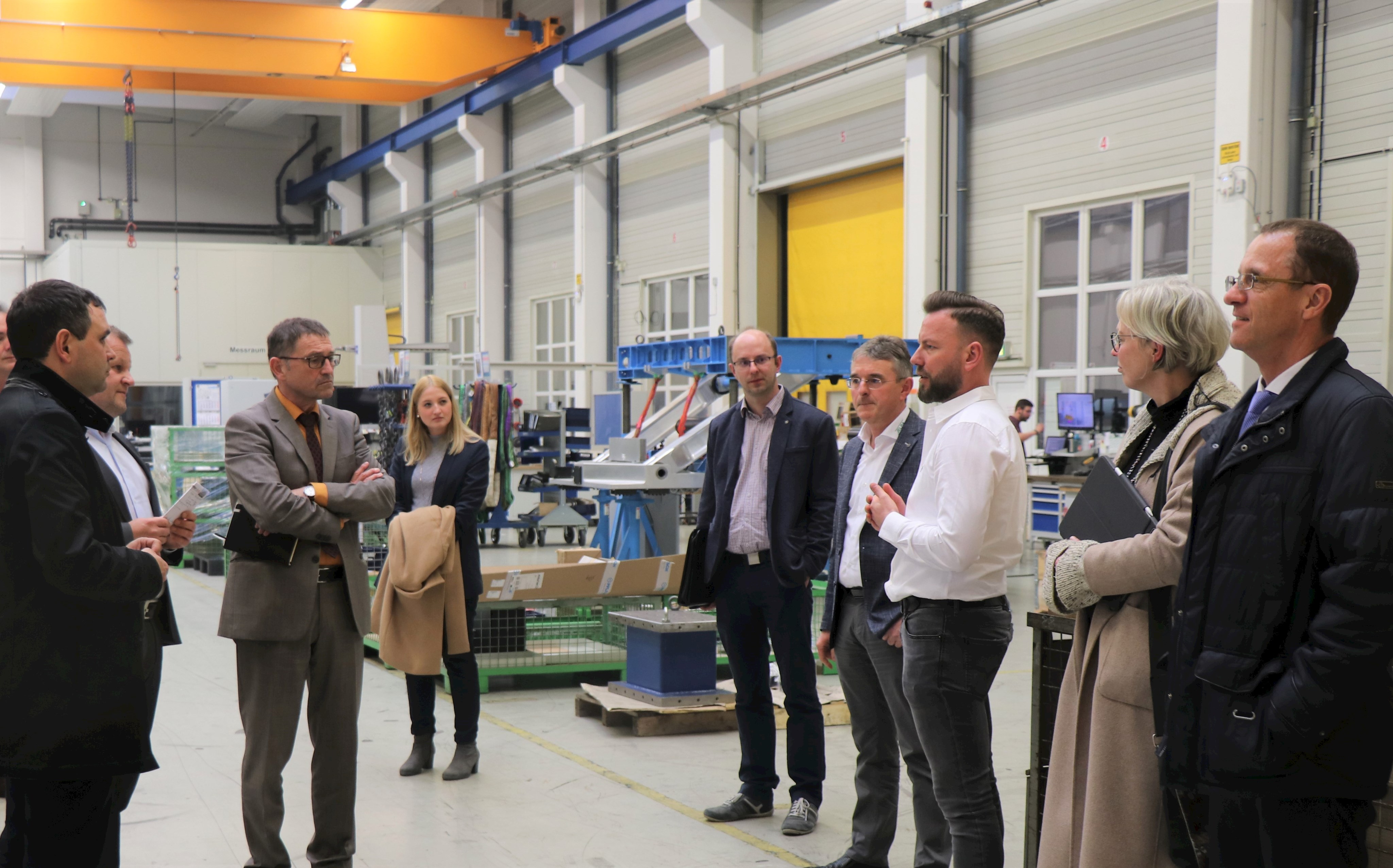 Betriebsbesuch Jelba GmbH und Co. KG Werkzeug und Maschinenbau, Hauzenberg; v.l.: Landrat Raimund Kneidinger, Alexander Wagner (Geschäftsführer Jobcenter Passau Land), Hermann Käser (Bundesagentur für Arbeit), Jessica Döbler (Wirtschaftsförderung Landratsamt Passau), Roland Tewes (Bundesagentur für Arbeit), Alois Jellbauer (Geschäftsführer JELBA), Wolfgang Bauer (Geschäftsführer JELBA), Gudrun Donaubauer (Bürgermeisterin Hauzenberg), Armin Diewald (Abteilungsleiter Kreisangelegenheiten, Landratsamt Passau)