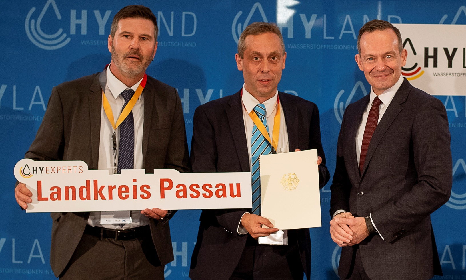 Übergabe des Förderbescheids in Berlin mit Bundesverkehrsminister Volker Wissing (v.r.), stellvertretenden Landrat Hans Koller und Roland Gruber (Leiter Kreisentwicklung).