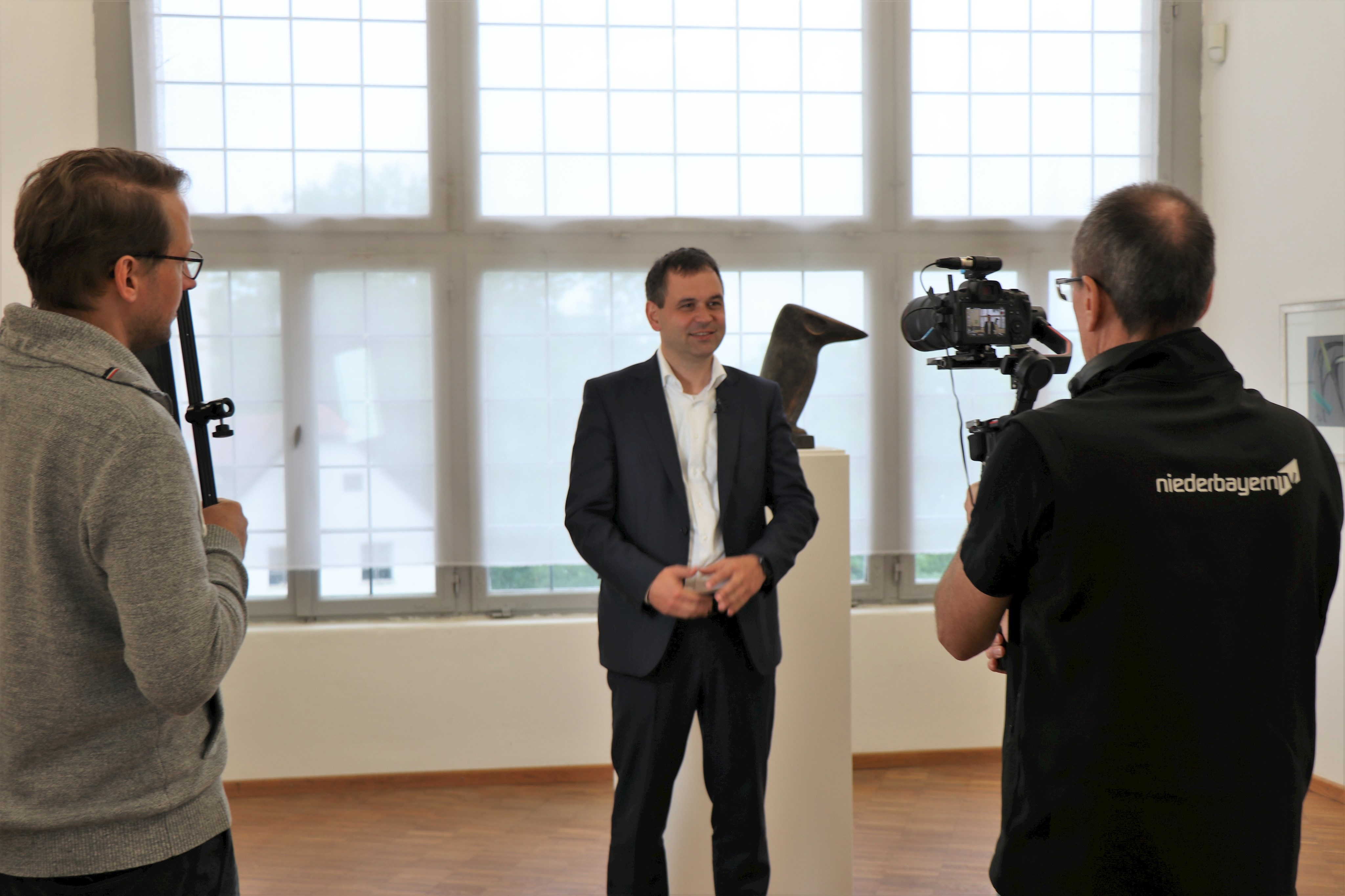 Auch Landrat Raimund Kneidinger steht beim neuen Imagefilm des Landkreises Passau vor der Kamera. Hier finden die Dreharbeiten mit dem Filmteam in der Landkreisgalerie auf Schloss Neuburg statt.