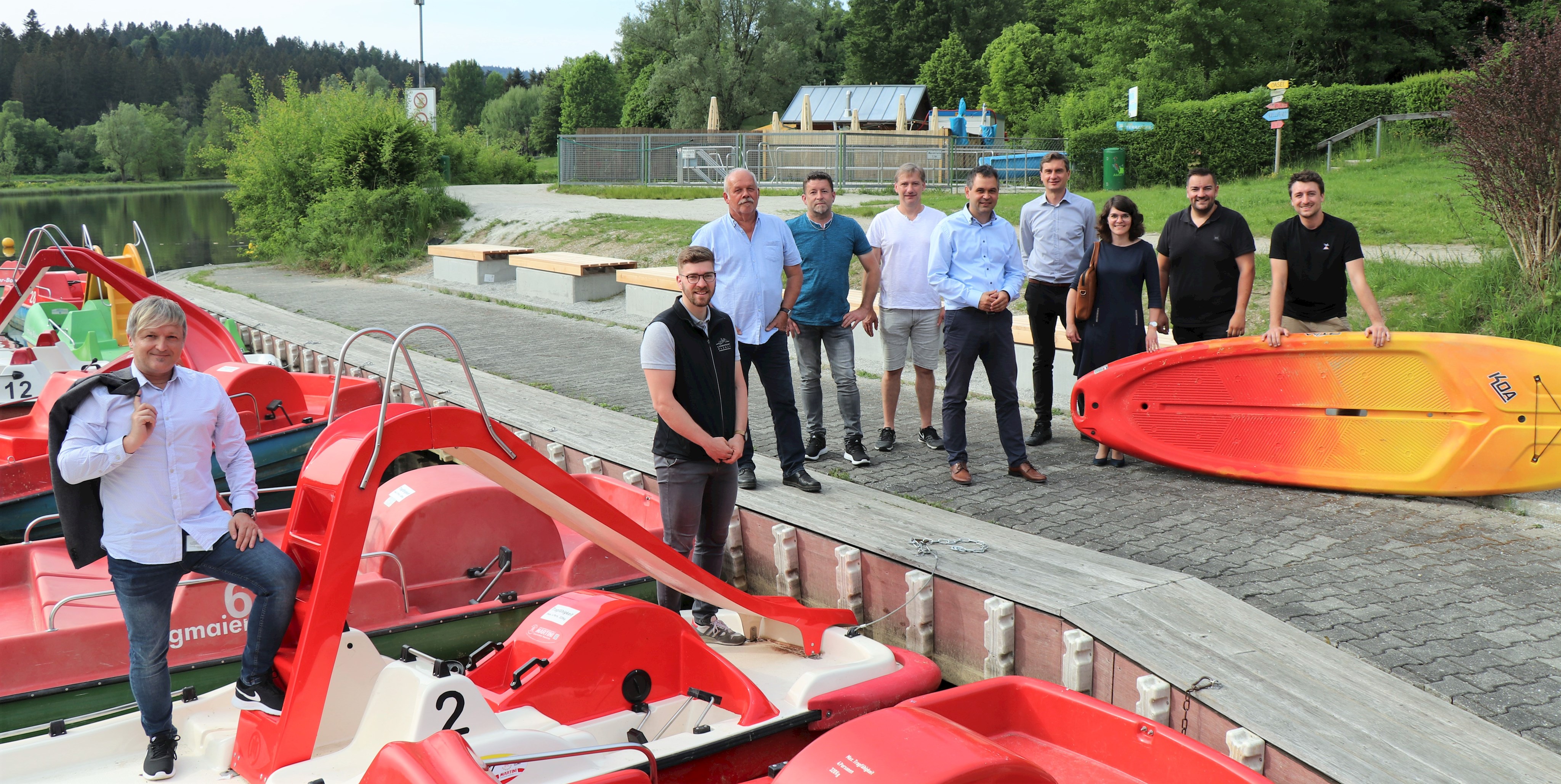 Die neuen Sitzbänke sind schon da, neue Tretboote folgen: Das Team des Landratsamtes mit Werner Kinateder (v.l.), Johannes Lindmeier, Josef Anetzberger, Josef Kern, Karl-Heinz Lifka, Landrat Raimund Kneidinger, Waldemar Fast, Claudia Ruderer freuen sich mit dem Betreiber-Team um Stefan Falkner und Andreas Meisinger auf eine erfolgreiche Saison.