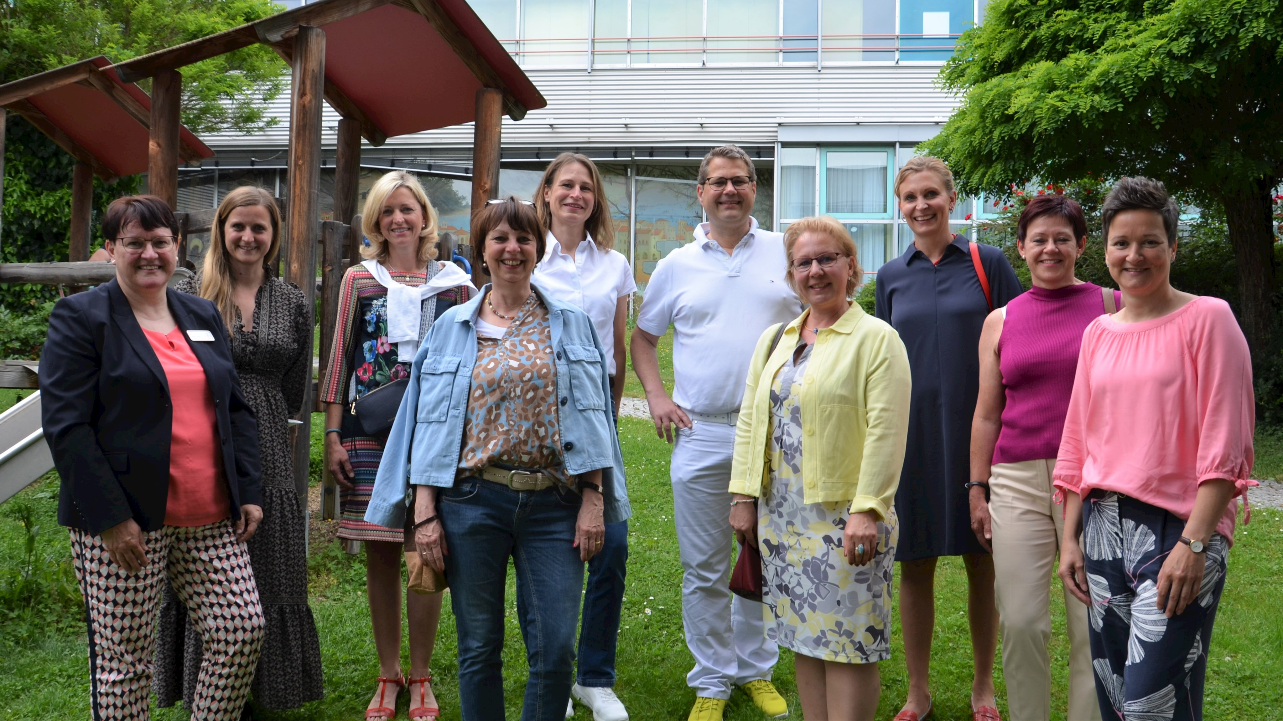 (v.r.) Petra Kneidinger, Renate Bumeder, Silvia Heinrich, Evi Fahmüller, Prof. Dr. Matthias Keller, Ann-Katharina Jandt-Bernreiter, Maxi Neumeyer, Michaela Sibler, Ronald McDonald Haus-Leiterin Theresa Humer und Pflegedirektorin Margit Schuster.