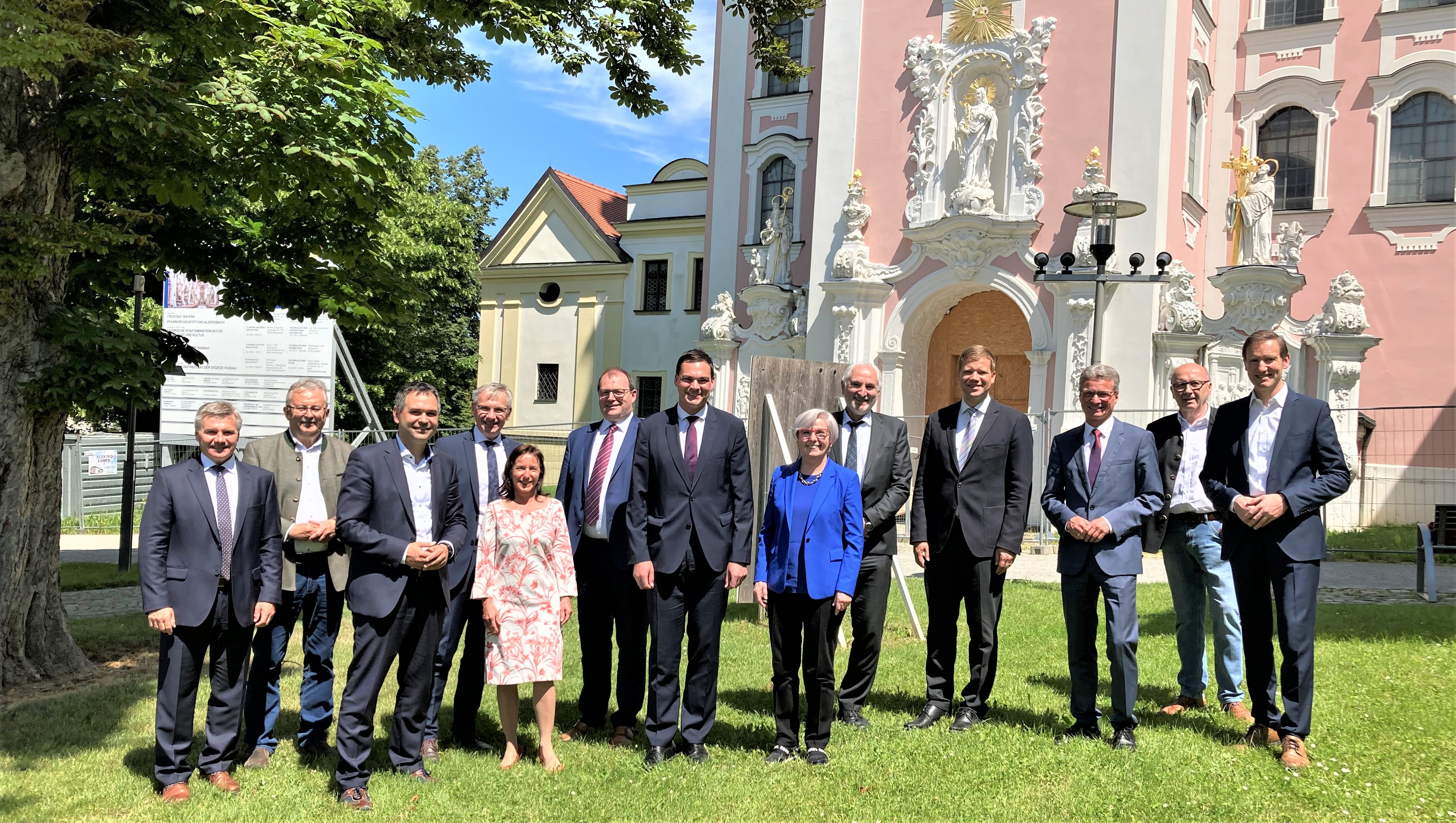 Gedankenaustausch im Kloster Aldersbach (v.r.): Regierungspräsident Rainer Haselbeck, Landrat Martin Neumeyer (Kelheim), Landrat Bernd Sibler (Deggendorf), Bezirkstagspräsident Dr. Olaf Heinrich, Prof. Ulrich Bartosch (Präsident Universität Passau), Landrätin Rita Röhrl (Regen), Landräte-Sprecher Sebastian Gruber (Freyung-Grafenau), Landrat Michael Fahmüller (Rottal-Inn), Andrea Degl (Geschäftsführendes Präsidialmitglied Bayrischer Landkreistag), Landrat Werner  Bumeder (Dingolfing-Landau), Landrat Raimund Kneidinger (Passau), Landrat Josef Laumer (Straubing-Bogen) und Landrat Peter Dreier (Landshut)