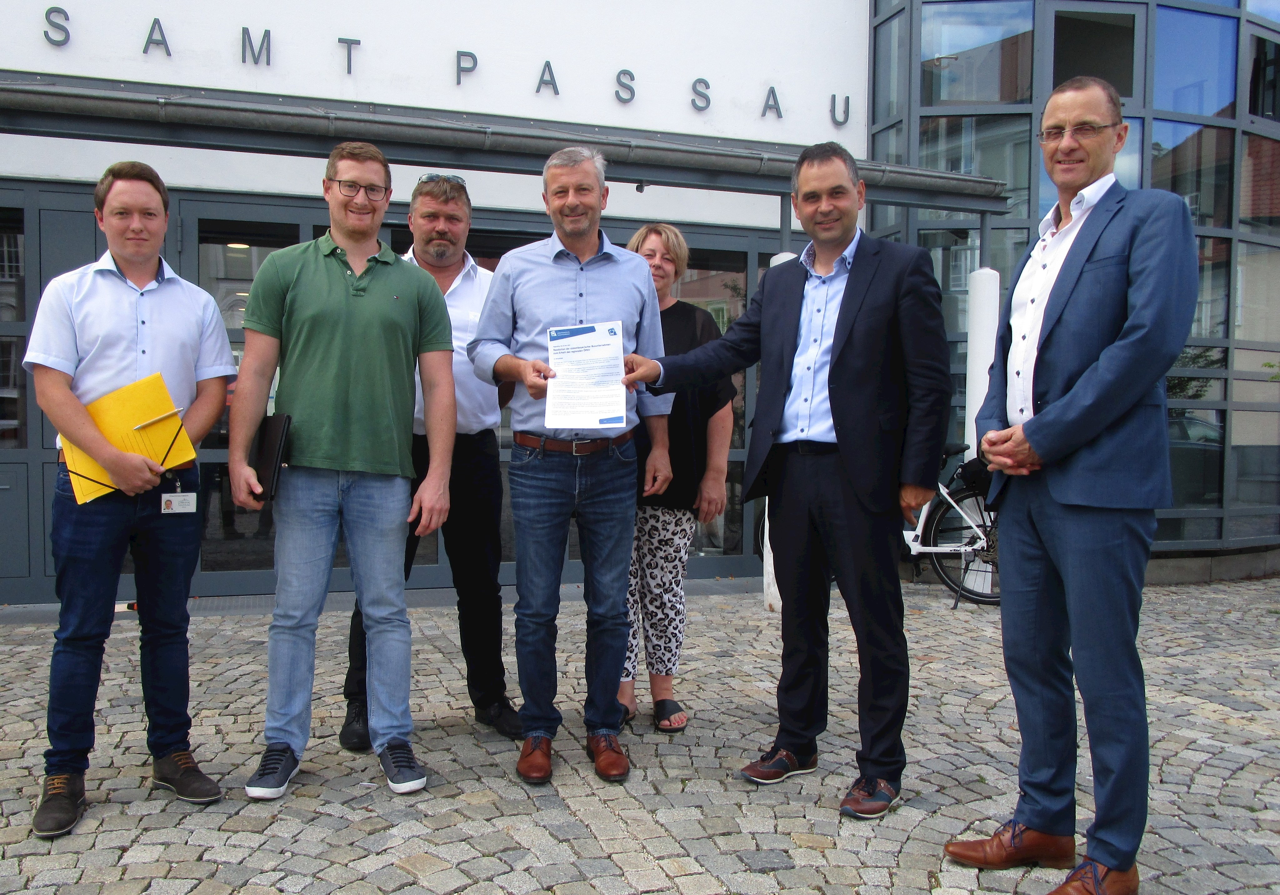 v.l.: Maximilian Sommer (ÖPNV-Referat Landratsamt), Michael Karmainski (RBO), Martin Wimmer jr. (Firma Kohl), Martin Pfeffer (Firma Martin Pfeffer), Michaela Windorfer (Firma Kohl), Landrat Raimund Kneidinger, und Armin Diewald (Abteilungsleiter Landratsamt)