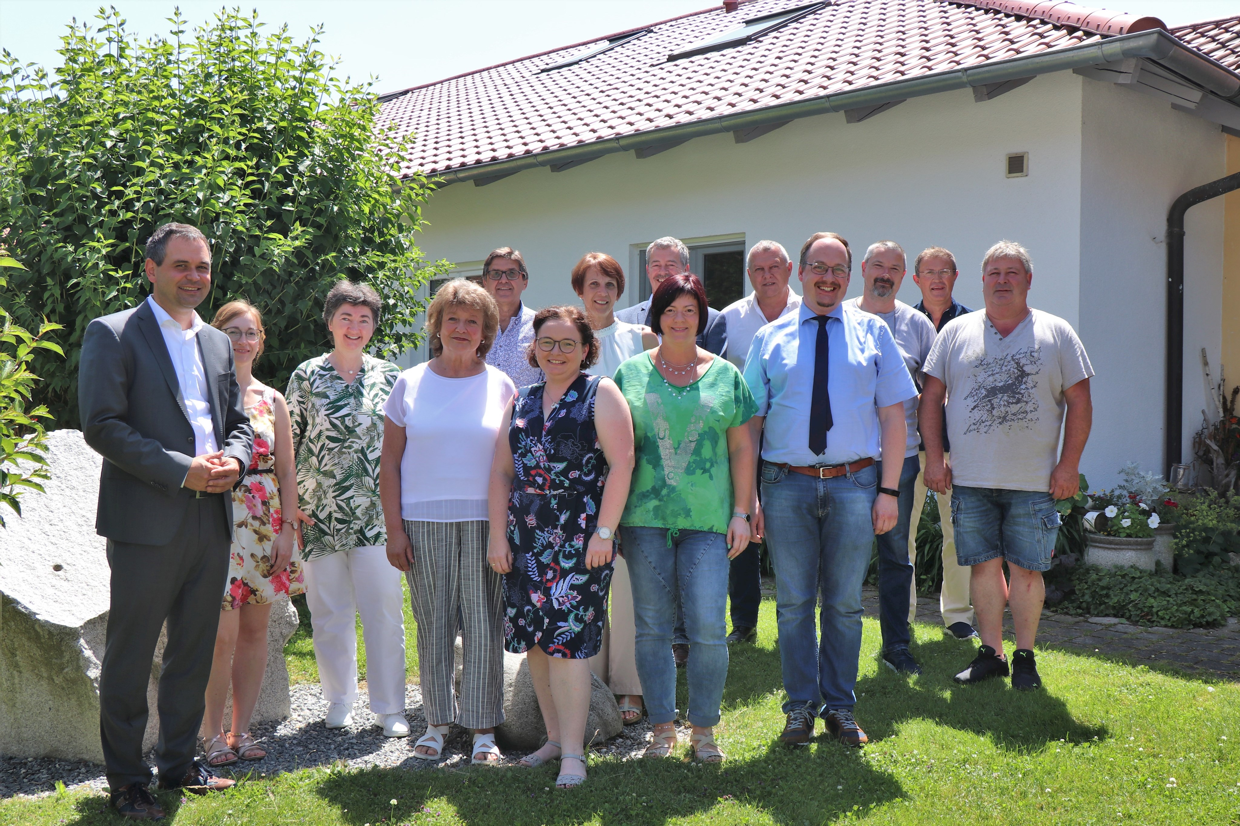 Landrat Raimund Kneidinger (v.l.), stv. Leiterin der Personalstelle Franziska Griebl, Abteilungsleiter für zentrale Angelegenheiten Josef Kaiser (8.v.l.) und Personalratsvorsitzender Rudi Gruber (2.v.r.) dankten den Dienstjubilaren und Verabschiedeten Maria Lindmeier (ab 3.v.l.), Adelheid Wagner, Johann Maier, Christine Seiderer, Ingrid Edholzer, Renate Wallner, Thomas Ebner, Markus Fuchs, Werner Windmeier und Bernd Vorndran.