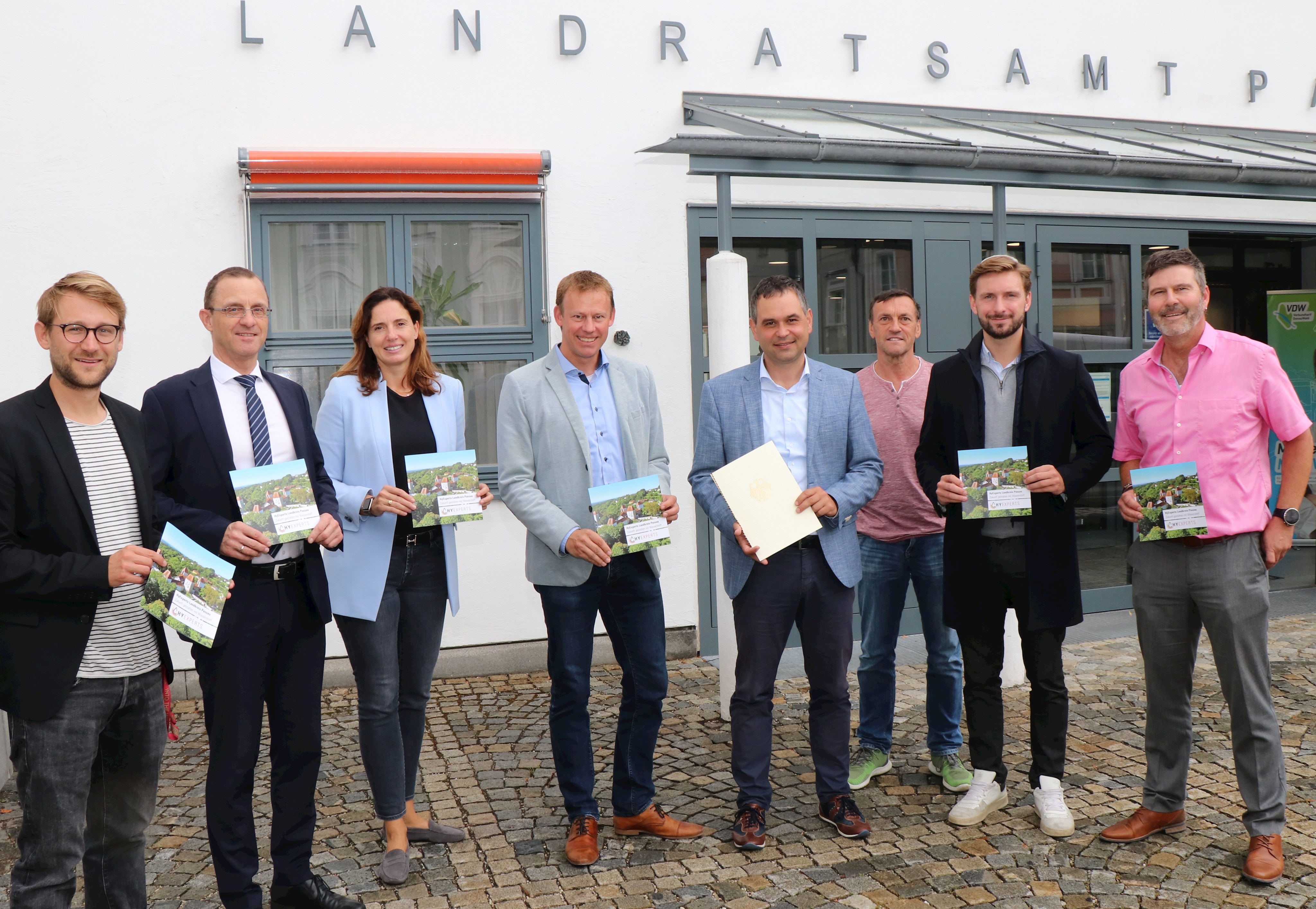 Gemeinsam am Start: (v.r.) Roland Gruber (Kreisentwicklung Landratsamt), Dag Rüdiger (GP Joule), Peter Ranzinger (Fachbereich Klimaschutz Landratsamt), Landrat Raimund Kneidinger, Dr. Stefan Mang und Dr. Maria Diekman (beide Centouris), Armin Diewald (Abteilungsleiter Landratsamt)  und Jan Friedrich (endura).