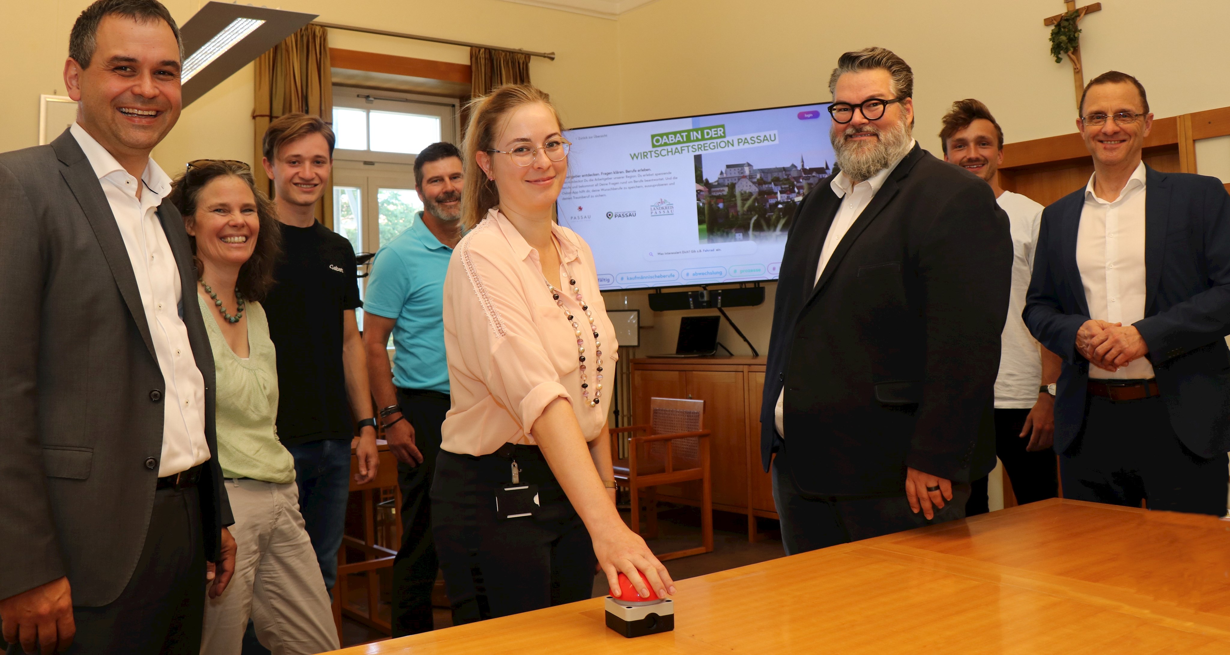 Start frei für „Oabat in der Wirtschaftsregion Passau“: Landrat Raimund Kneidinger (v.l.) Heidi Bartl (Stadt Passau), Oabat-Geschäftsführer Nico Adjan, Sachgebietsleiter für Wirtschaft und Standortmarketing am Landratsamt Passau, Roland Gruber, Projektmanagerin Danica Huber, Passaus zweiter Bürgermeister Andreas Rother, Oabat-Geschäftsführer Veit Heller und Abteilungsleiter für Kreisangelegenheiten am Landratsamt, Armin Diewald haben die Plattform offiziell freigeschaltet.