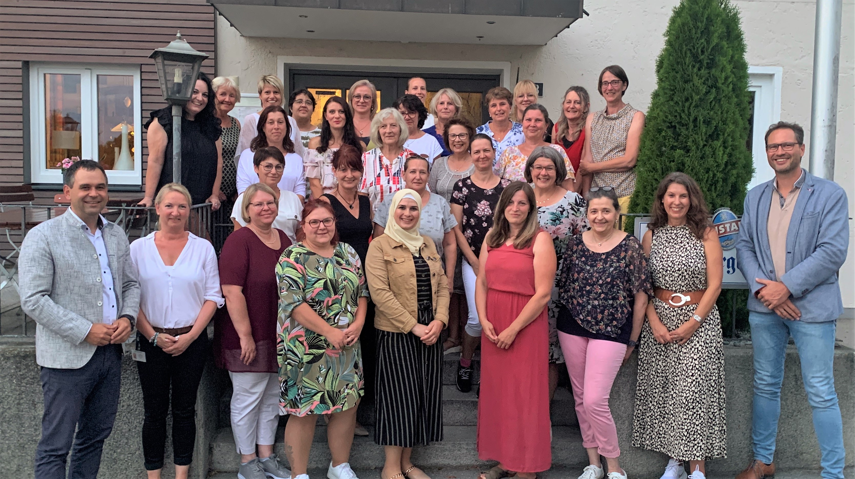 Das Team der Kindertagespflegepersonen mit Landrat Raimund Kneidinger (vorne v.l.) und den Mitarbeitern des Kreisjugendamtes Silvia Kristl, Nicole Erl, Gerald Kristl (vorne v.r.), Karin Schätzl und Monika Dedecke.