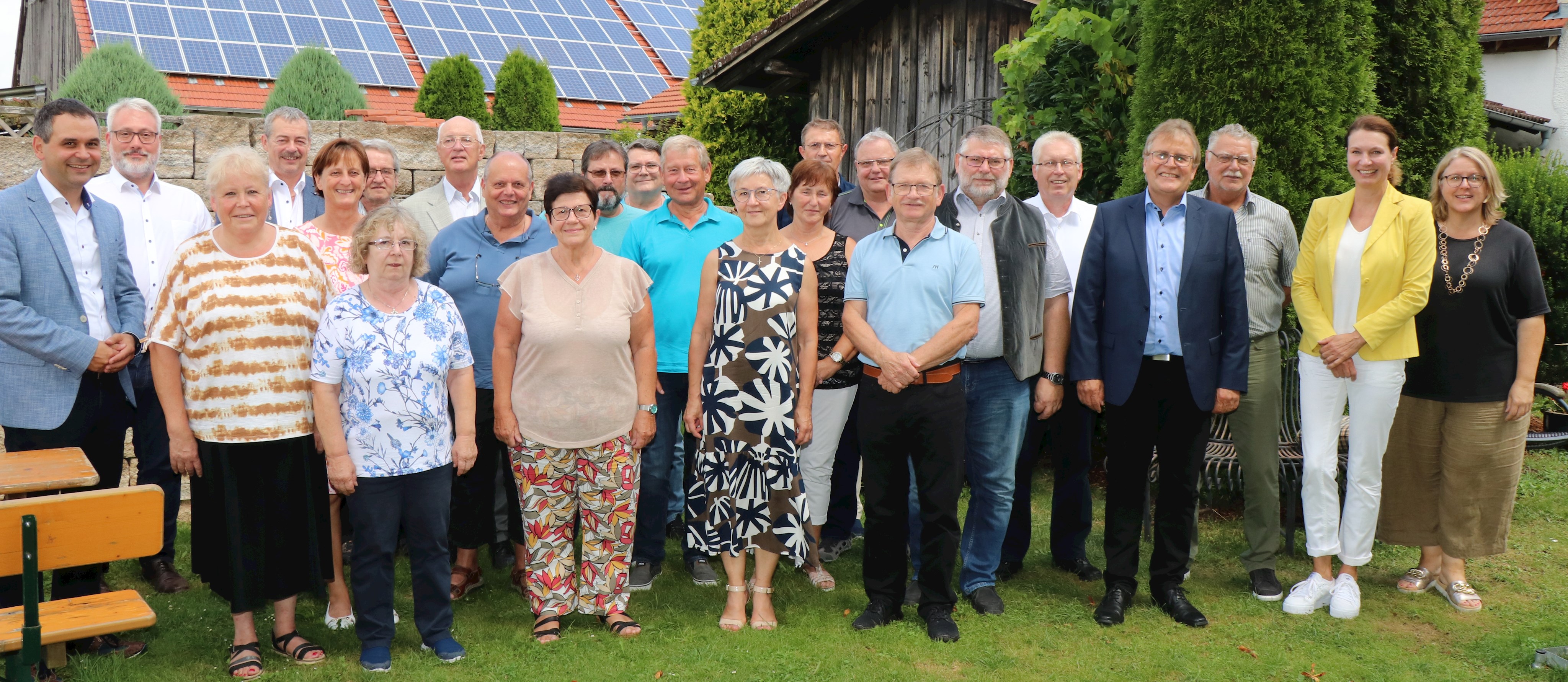 Landrat Raimund Kneidinger (links), Leiterin der Personalstelle Brigitte Bremböck (rechts), Abteilungsleiter für zentrale Angelegenheiten Josef Kaiser (4..v.l.) und Personalratsvorsitzender Rudi Gruber (9.v.r.) dankten den Dienstjubilaren und Verabschiedeten.