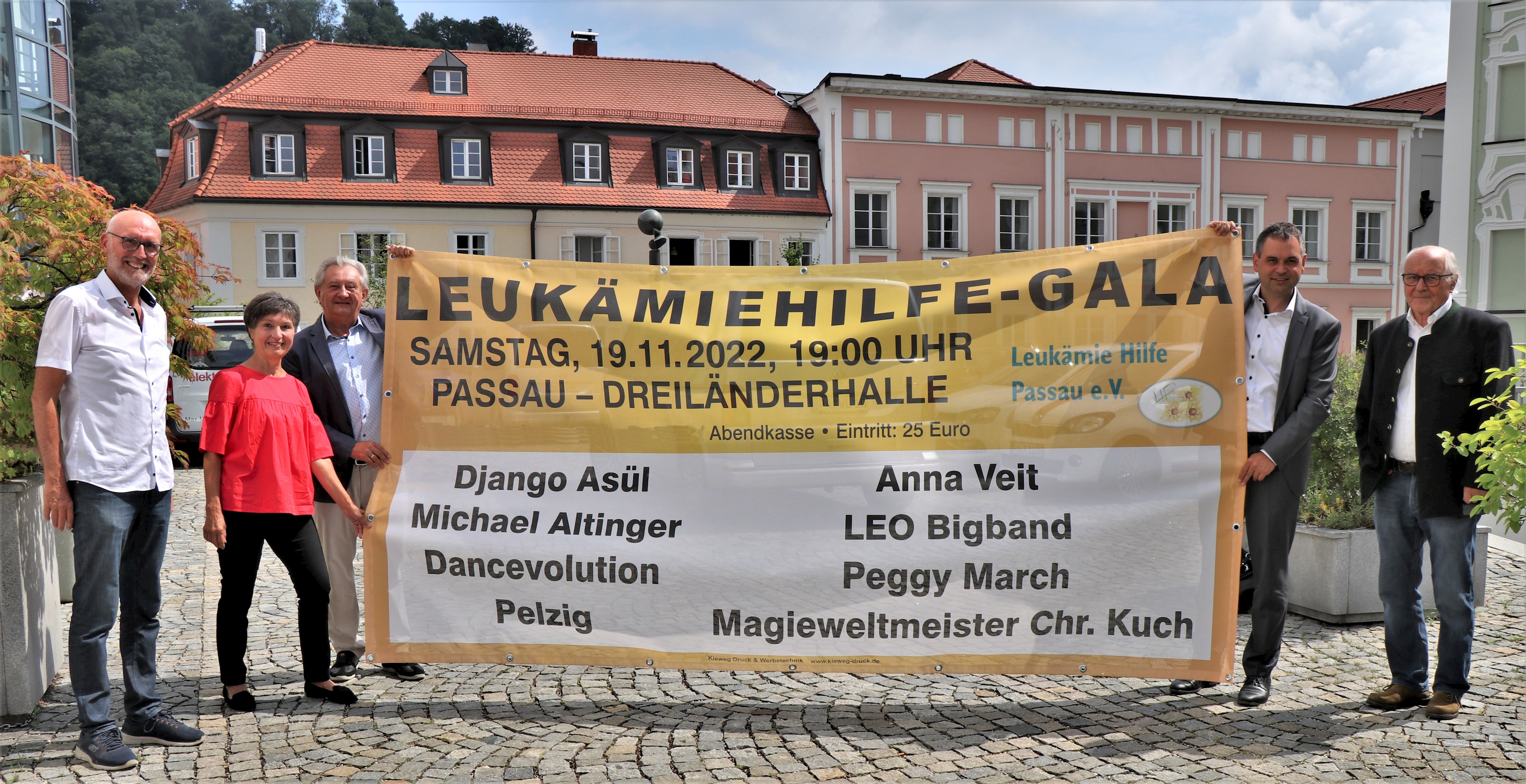 Präsentierten das Plakat der Hilfs-Gala 2022: (v.r.) Horst Wallner (Leiter Leukämie Selbsthilfegruppe), Landrat Raimund Kneidinger, Altlandrat Franz Meyer, Evi Huber (2. Vorsitzende Leukämiehilfe) und Gerhard Spitzenpfeil (Schatzmeister).