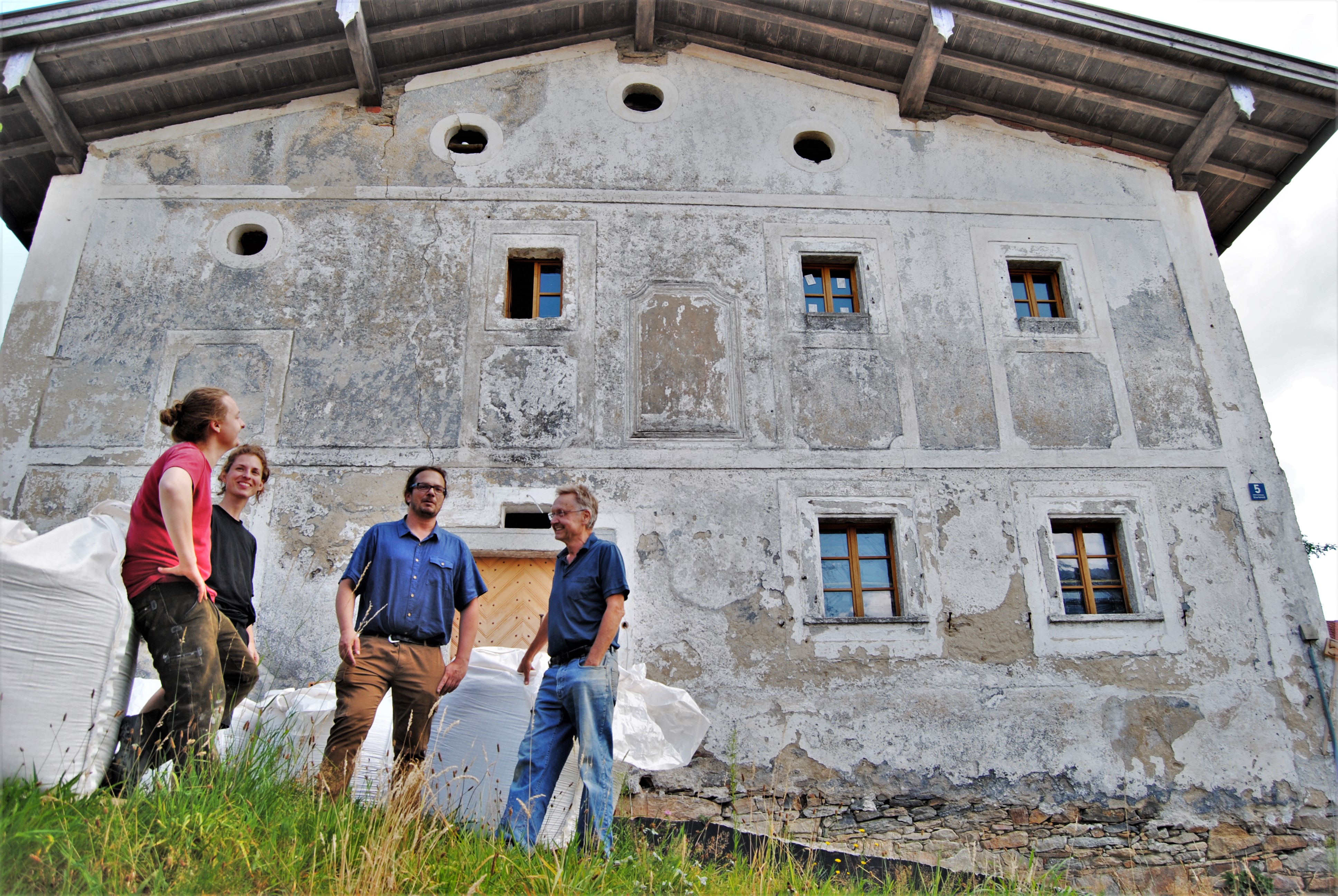 Wollen das Amtmannhaus in Scherleinsöd retten: (v.r.) Besitzer Andreas Scheuermann, Kreisarchäologe Alois Spieleder, Innenarchitektin Lea Hailer und Architekt Felix Scheuermann.