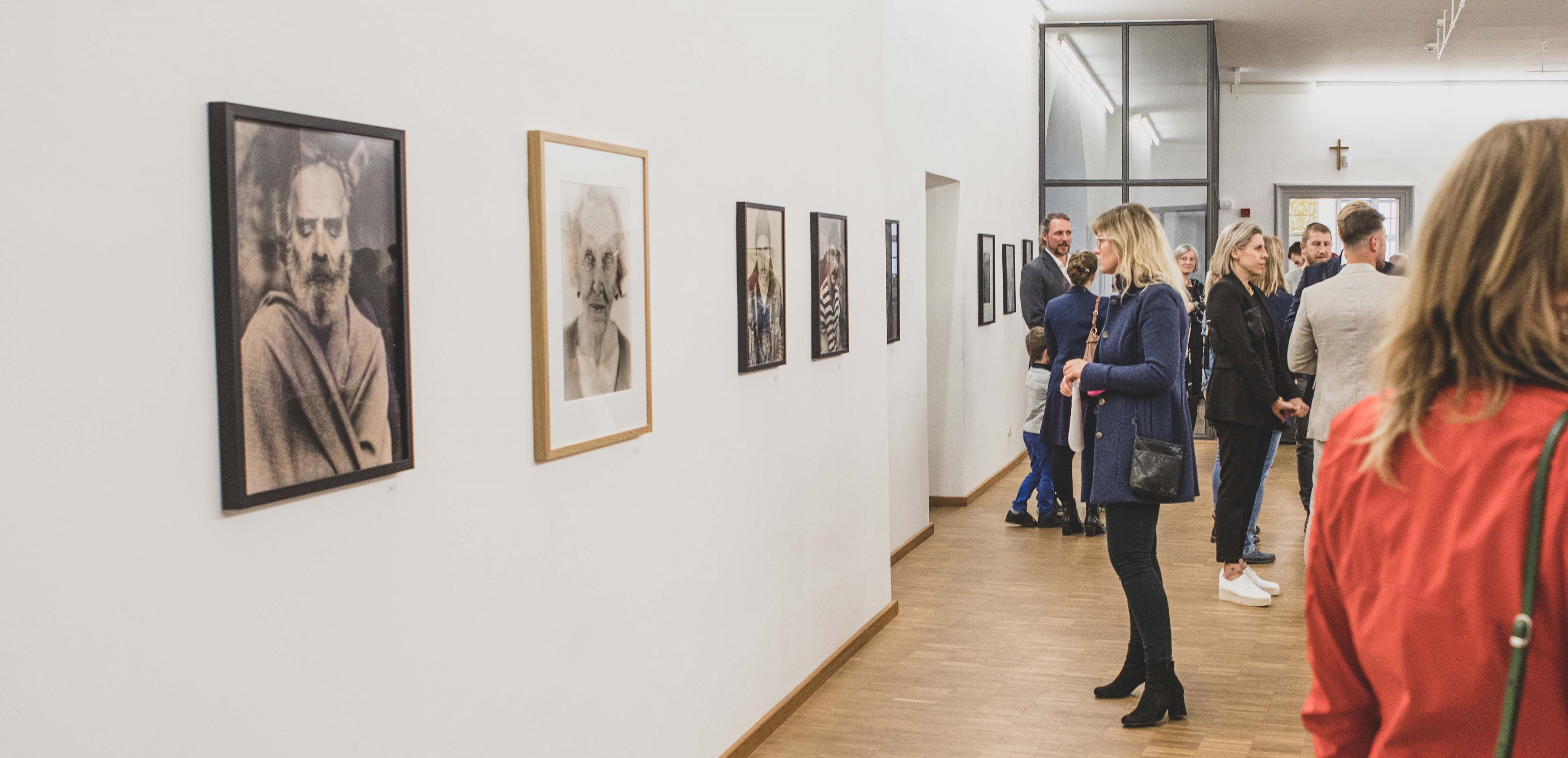 Schon bei der Ausstellungeröffnung nutzten viele Besucherinnen und Besucher die Möglichkeit, die Werke des Künstlers Martin Waldbauer in der Ausstellung „Spuren der Zeit“ zu erleben.