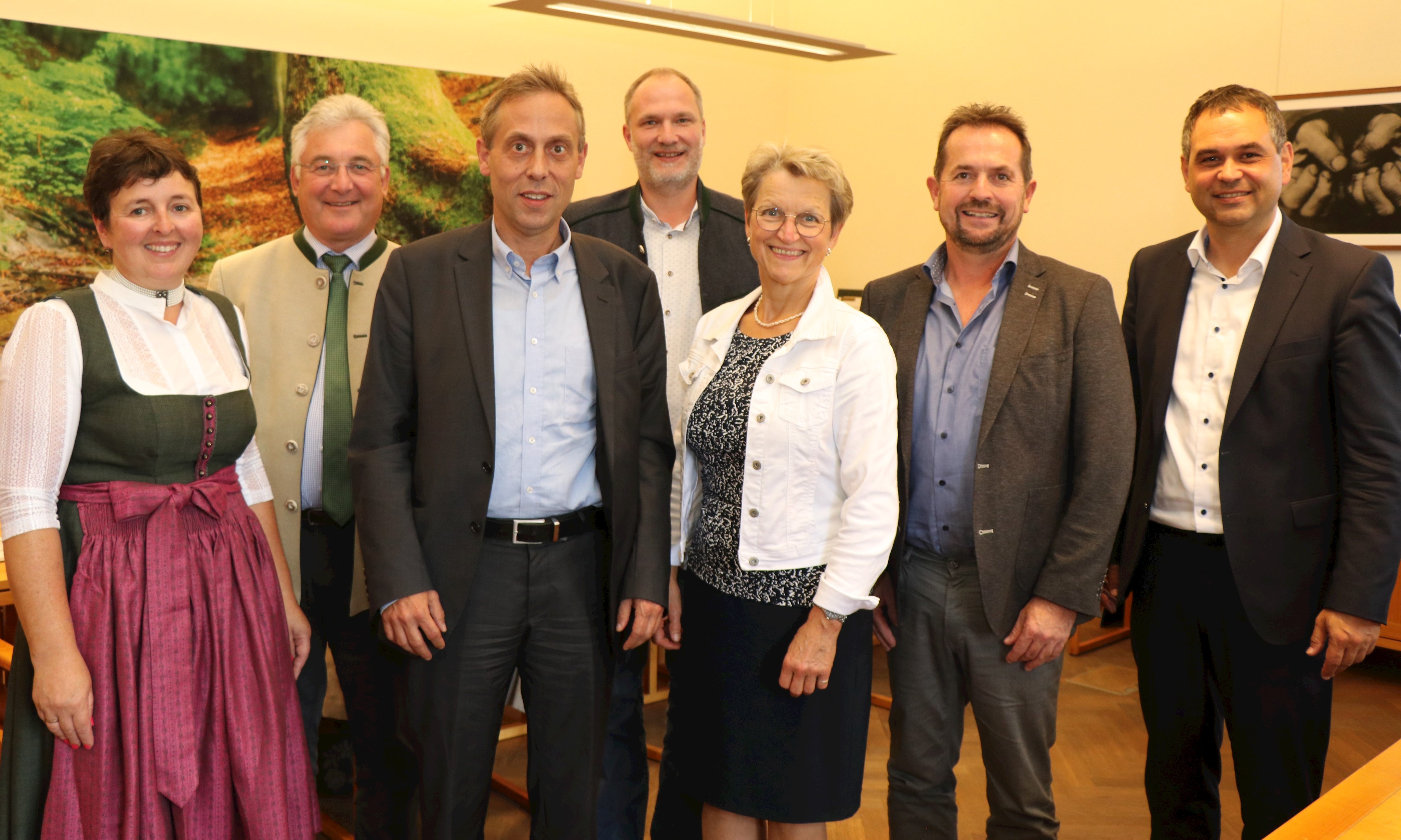 Dank an die ehemaligen Funktionsträger des Bayerischen Bauernverbands Passau: ehemalige stellvertretende Kreisbäuerin Sonja Vogl (v.l.), Leitender Landwirtschaftsdirektor Robert Schnellhammer, ehemaliger Kreisobmann Hans Koller, BBV-Kreisgeschäftsführer Stefan Hageneder, Kreisbäuerin Renate Stöckl, Kreisobmann Josef Hopper und Landrat Raimund Kneidinger.