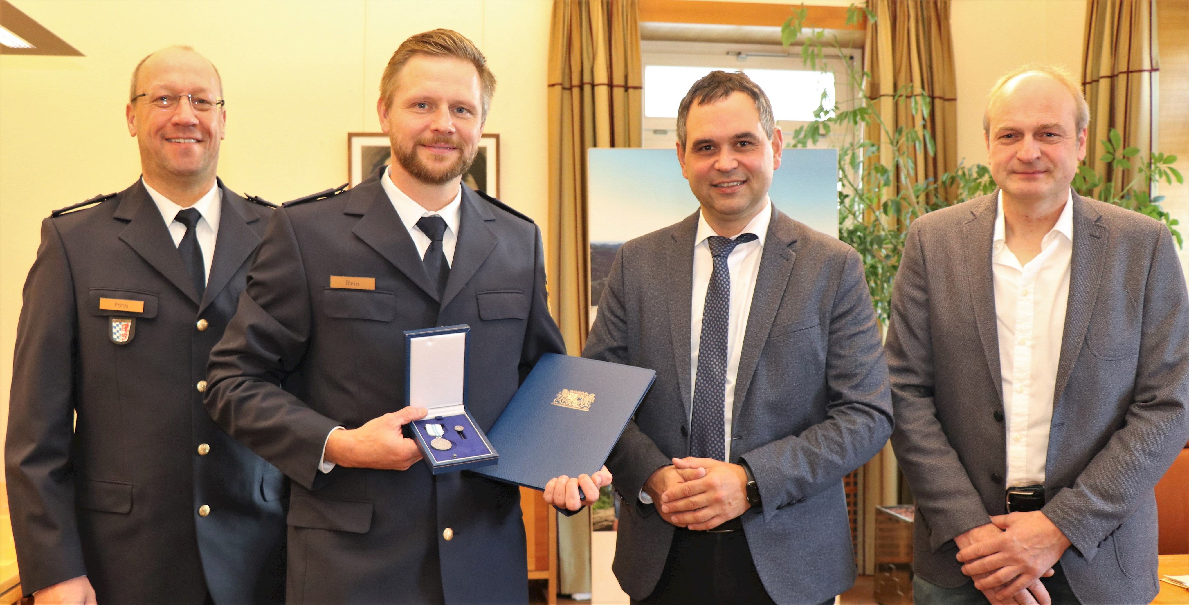 Zur Auszeichnung von Michael Rein (2.v.l.) mit der Christophorus-Medaille gratulierten Dienststellenleiter der Polizeiinspektion Hauzenberg, Martin Pöhls (v.l.), Landrat Raimund Kneidinger und Hauzenbergs zweiter Bürgermeister Rudolf Hirz.