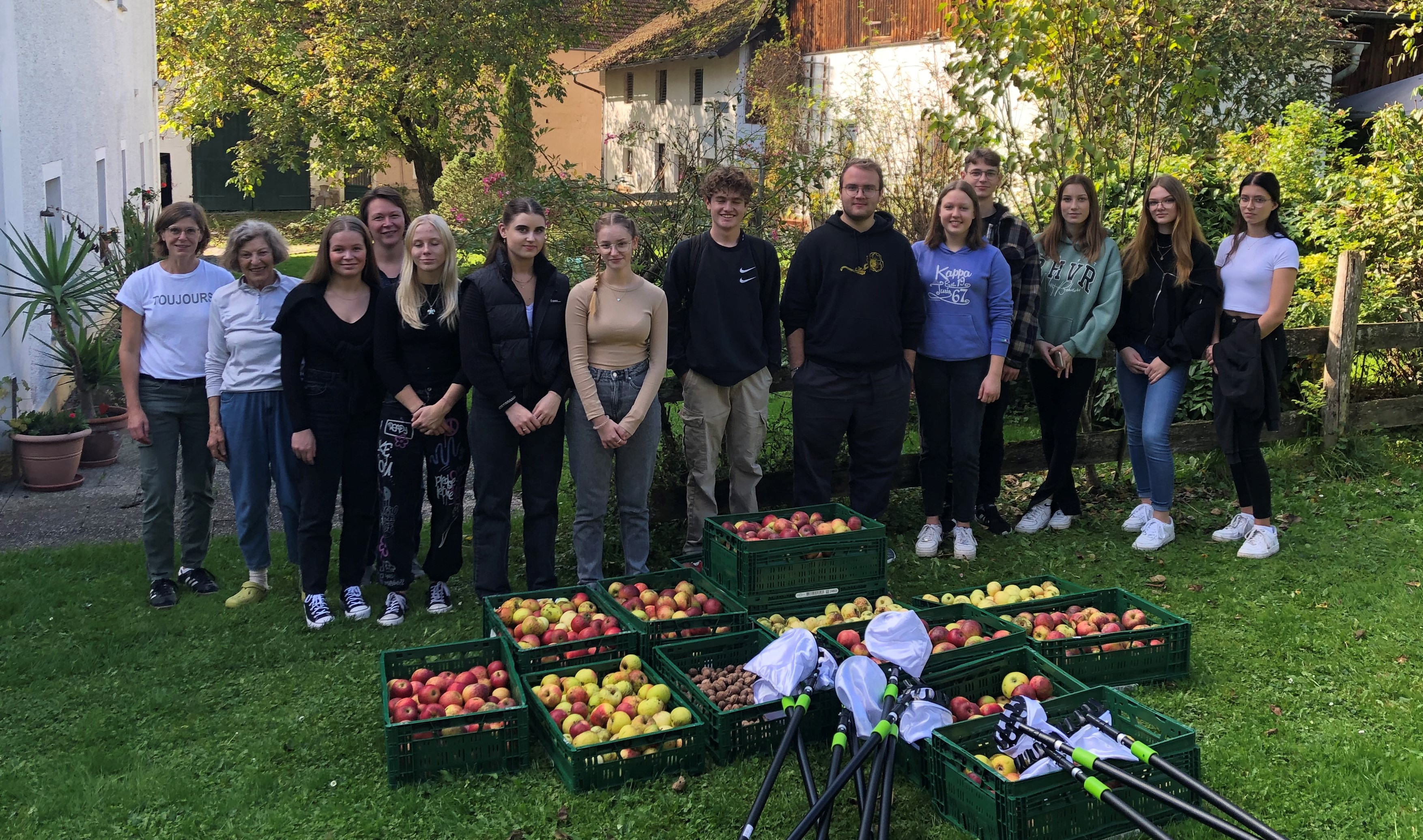 Ruth Kappendobler, Anna Wimmer, Lena Hutter sowie die Schüler und Schülerinnen des P-Seminars vom Wilhelm-Diess-Gymnasium.