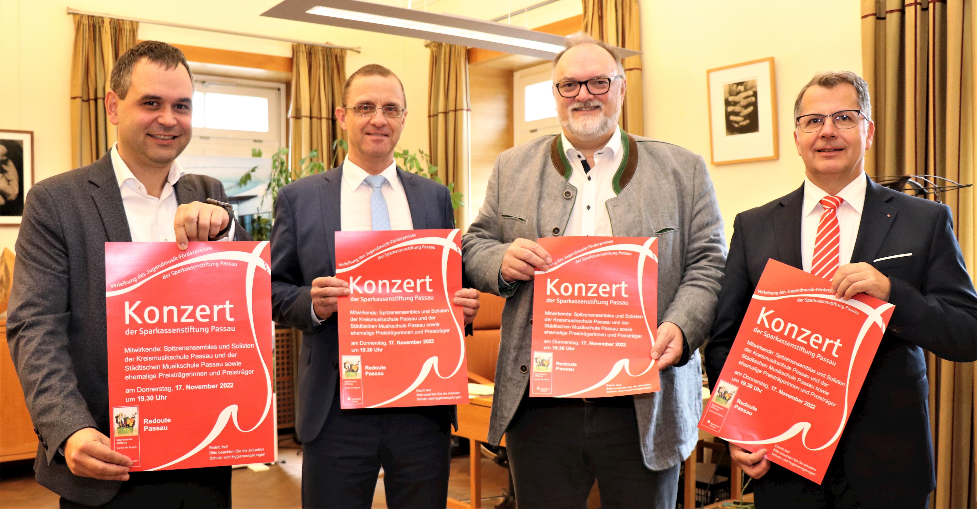 Voller Vorfreude auf das diesjährige Konzert der Sparkassenstiftung: Landrat Raimund Kneidinger (v.l.), Leitender Regierungsdirektor Armin Diewald, Oberbürgermeister Jürgen Dupper und Vorstandsvorsitzender der Sparkasse Passau, Christoph Helmschrott.