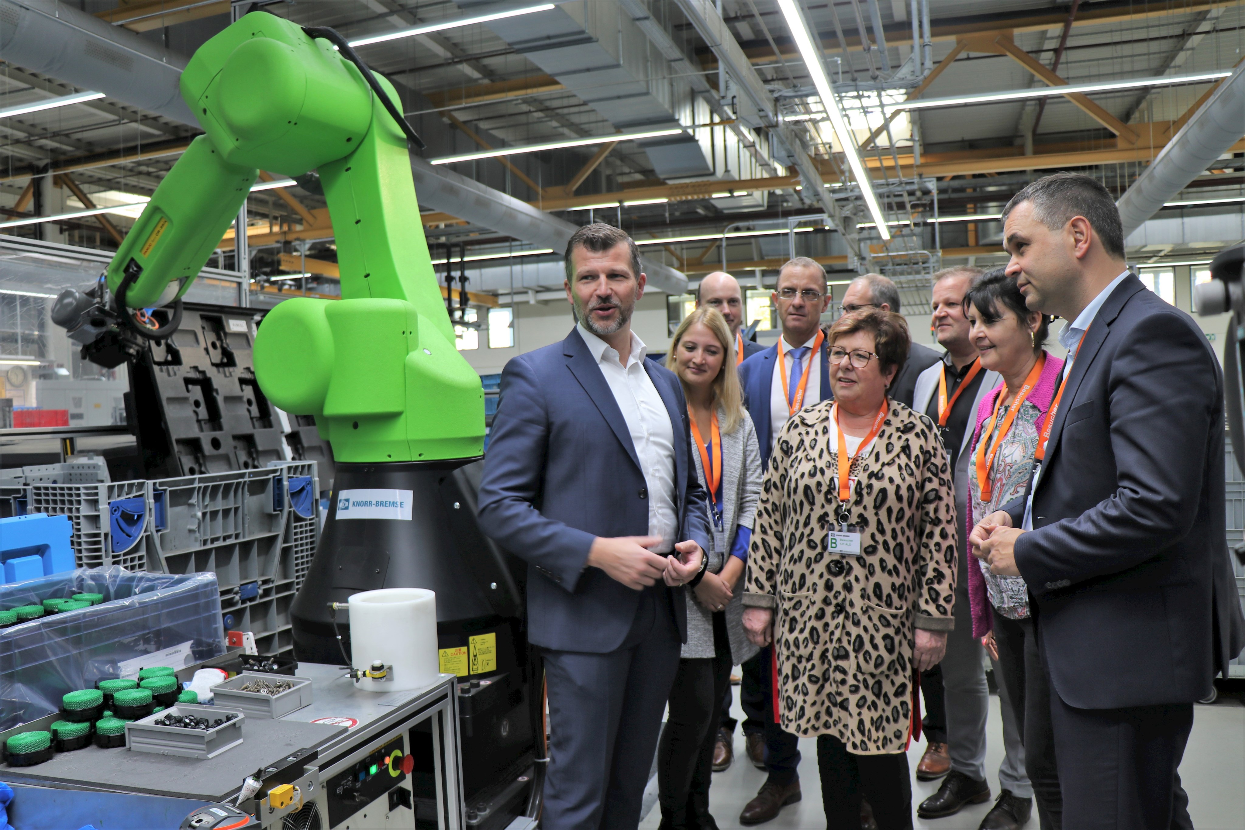 Werkleiter der Knorr Bremse SfN GmbH in Aldersbach, Gerhard Schwarz (v.l.) gab beim Betriebsbesuch Jessica Raucheger von der Wirtschaftsförderung am Landratsamt Passau, Christian Dörr vom Arbeitgeberservice der Arbeitsagentur, Armin Diewald, Abteilungsleiter am Landratsamt, zweiter Bürgermeisterin von Aldersbach, Marie-Luise Wiese, Alexander Wagner, Geschäftsführer des Jobcenters, Eva-Maria Kelch, Geschäftsführerin der Arbeitsagentur und Landrat Raimund Kneidinger einen Einblick die hochtechnologische Produktion.