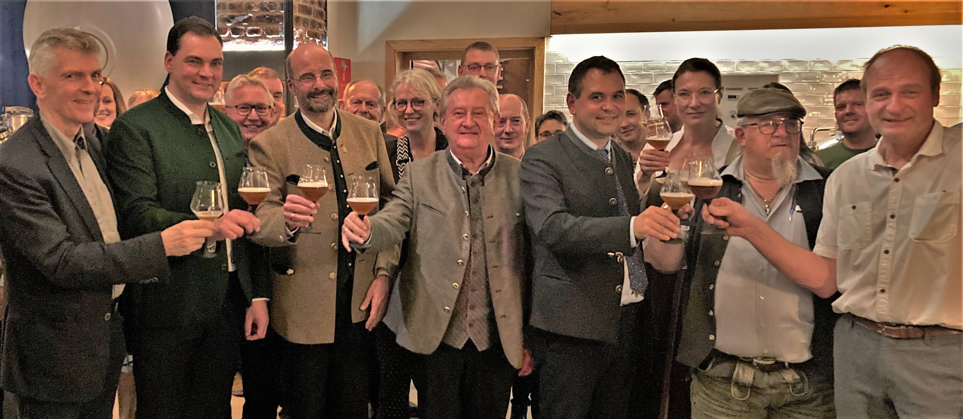 Stoßen an auf die neue Bierspezialität der „Bierkulturregion Niederbayern“. (im Vordergrund v.l.): MdL Prof. Dr. Gerhard Waschler, Landrat Sebastian Gruber (Freyung-Grafenau), Dr. Lothar Ebbertz (Hauptgeschäftsführer des Bayerischen Brauerbundes), Altlandrat Franz Meyer, Landrat Raimund Kneidinger (Passau), Bernhard Sitter (Vorsitzender Bierkulturregion) und Rudi Hirz (Apostelbräu Hauzenberg).