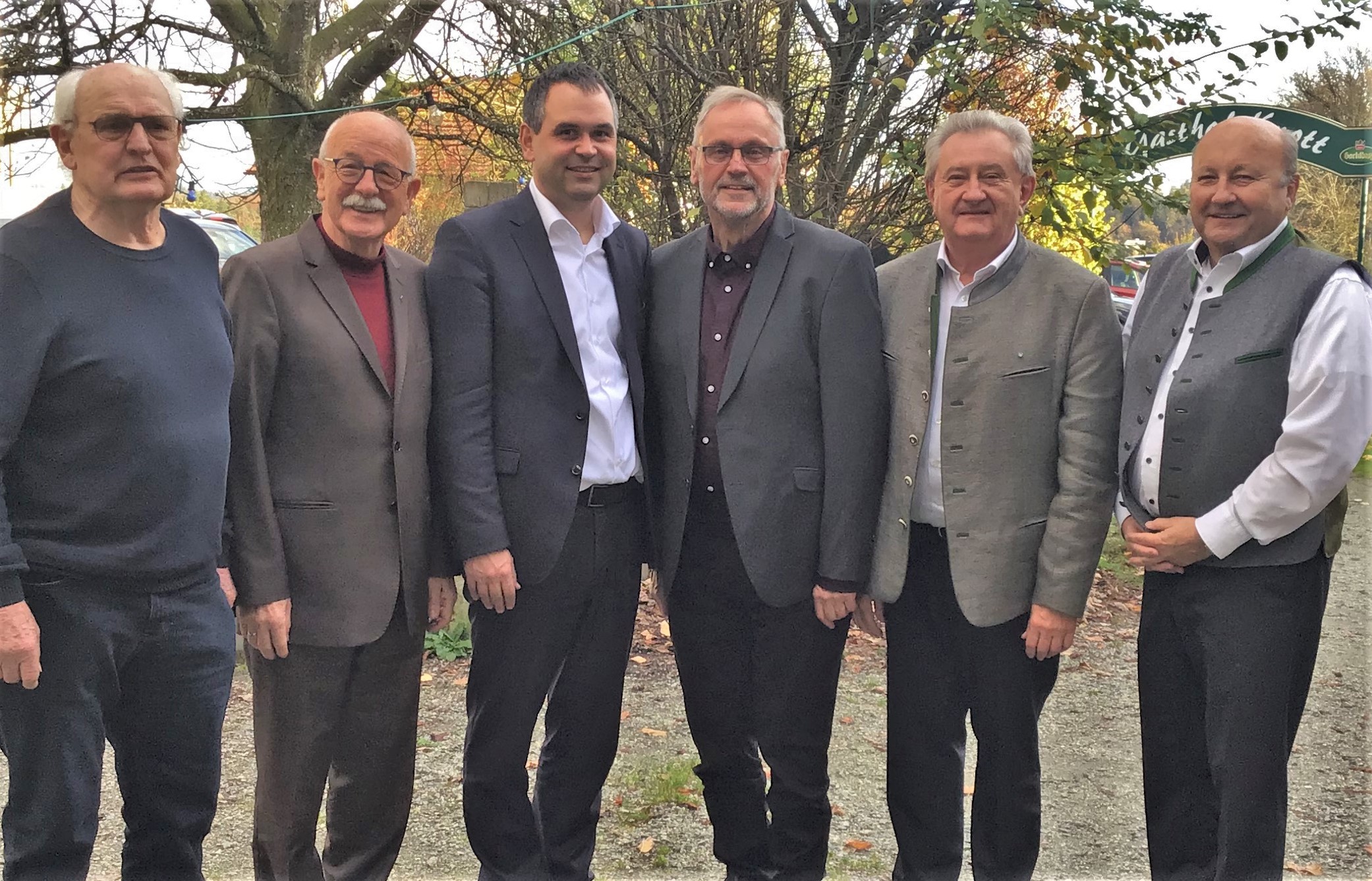 Der neuen Vorstandschaft (Josef Stöcker 3. von rechts, Hans Gschwendtner 2. von links und Kassier Heinz Dorschner rechts) gratulierten neben Landrat Raimund Kneidinger die Altlandräte Hanns Dorfner (links) und Franz Meyer.