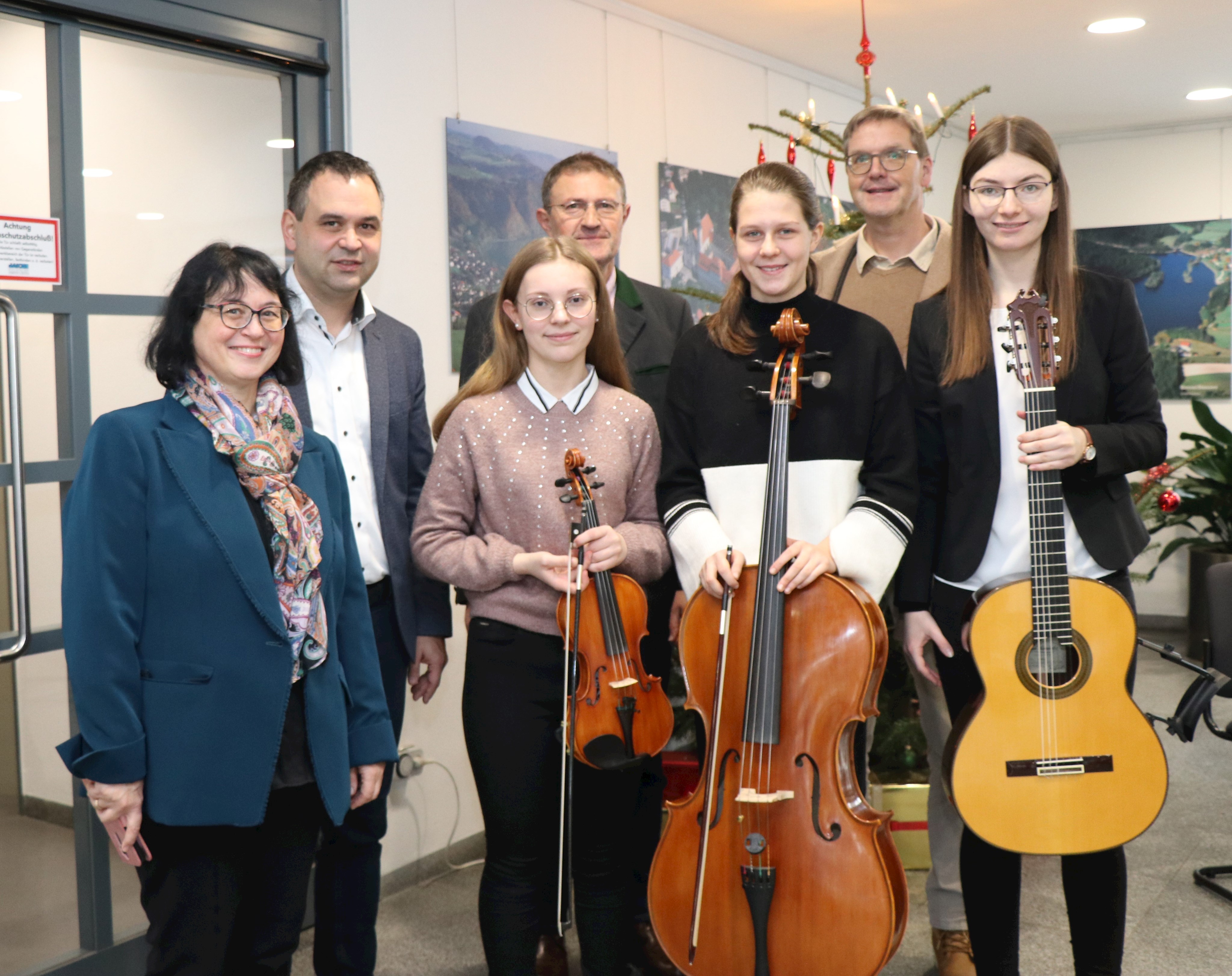 Auersperg-Schüler bringen weihnachtliche Klänge ins Landratsamt