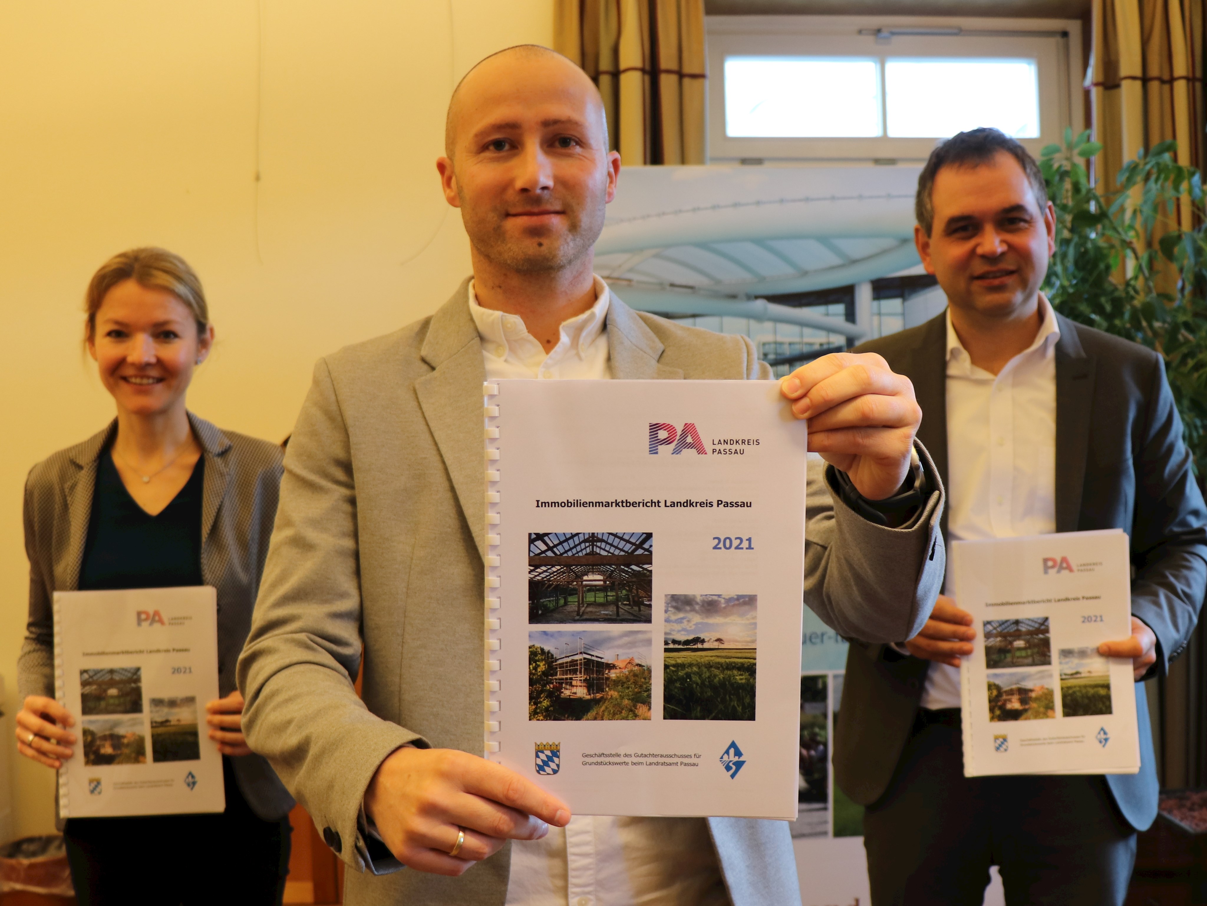 Der Leiter des Gutachterausschusses für den Landkreis Passau, Andreas Dötter (Mitte) zusammen mit der Bauamtsleiterin Petra Harant (l.) und Landrat Raimund Kneidinger bei der Vorstellung des Immobilienmarktberichts 2021 für den Landkreis Passau.