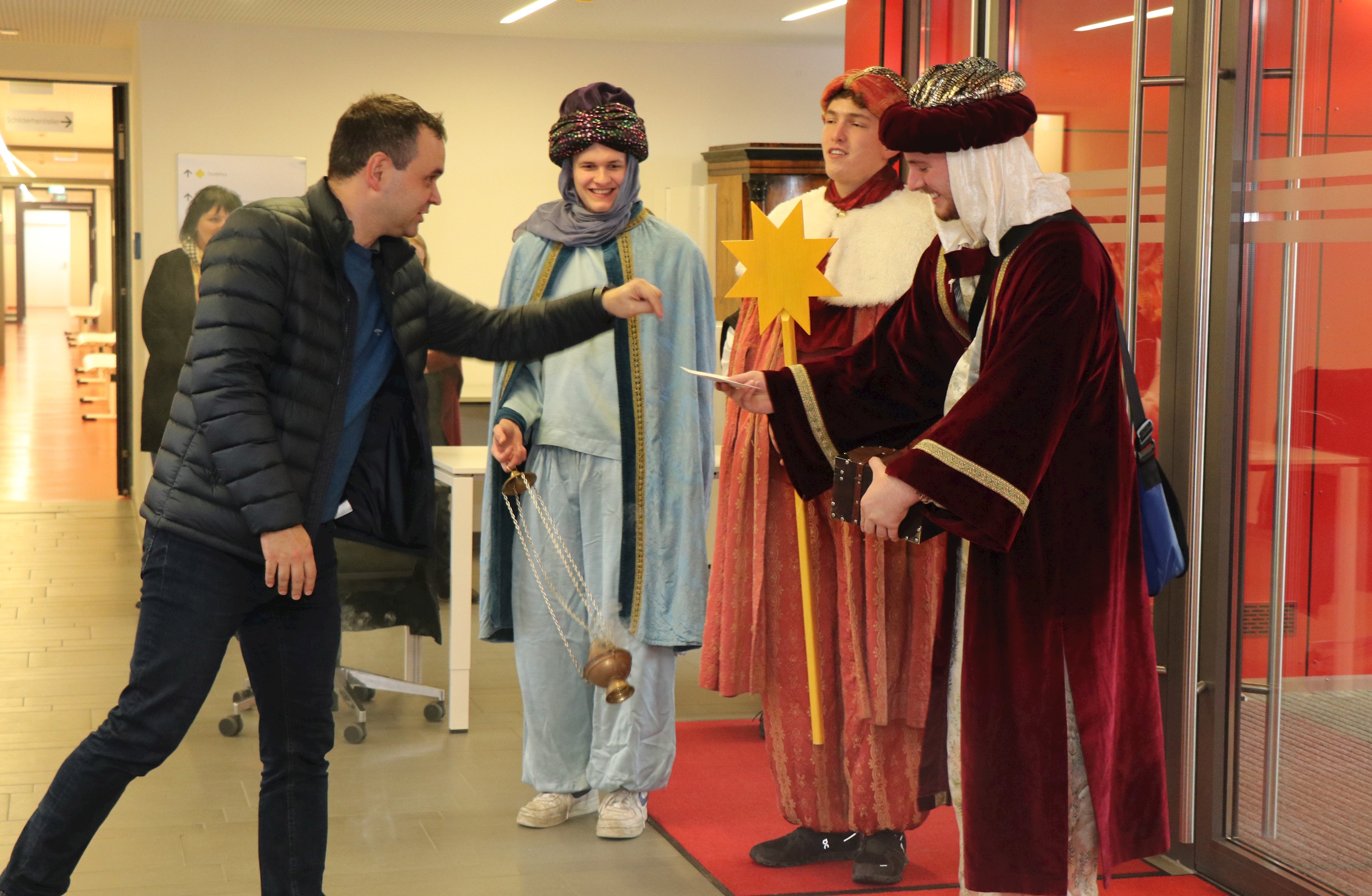 Landrat Raimund Kneidinger übergab eine Spende an die Sternsinger aus der Pfarrei Salzweg.