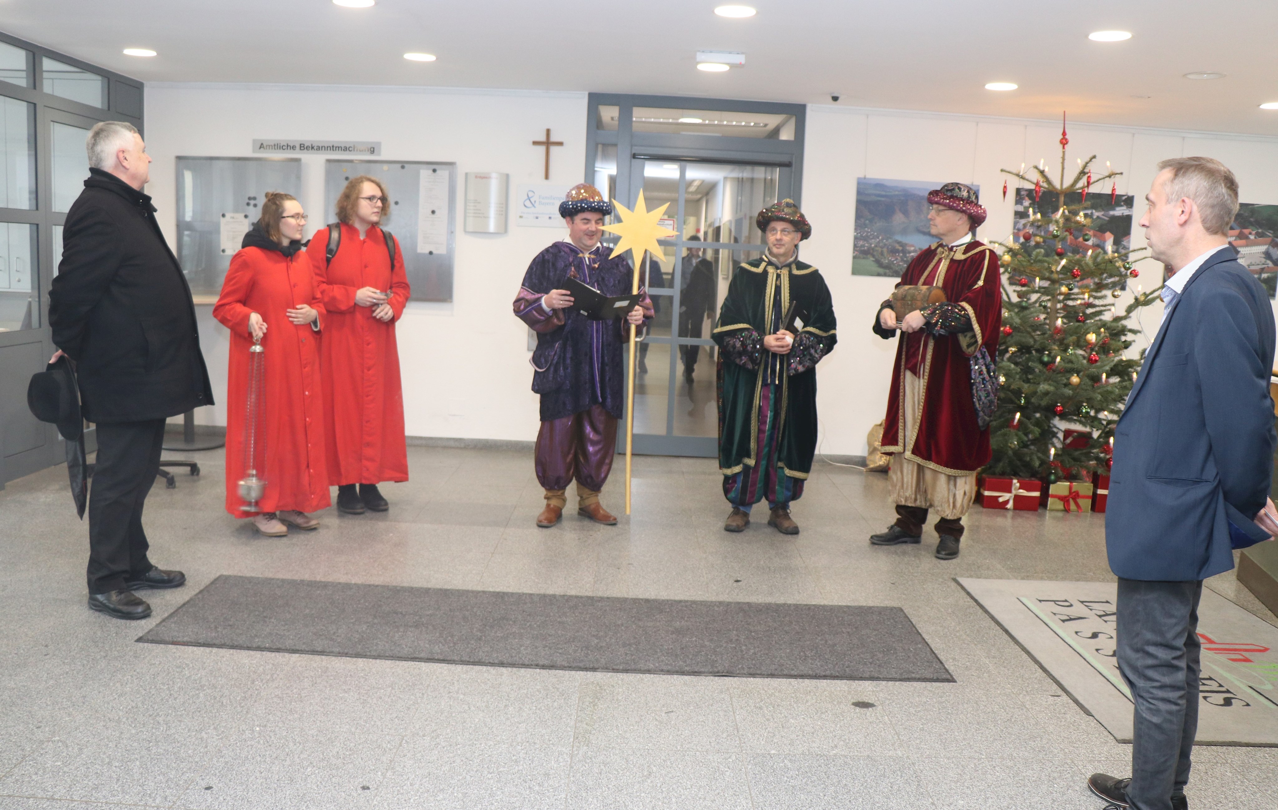 Stellvertretender Landrate Hans Koller (v.r.) mit den Sternsinger Dr. Roland Feucht, Konrad Mader und Markus Biber sowie Domministranten und Dompfarrer Dr. Michael Bär.