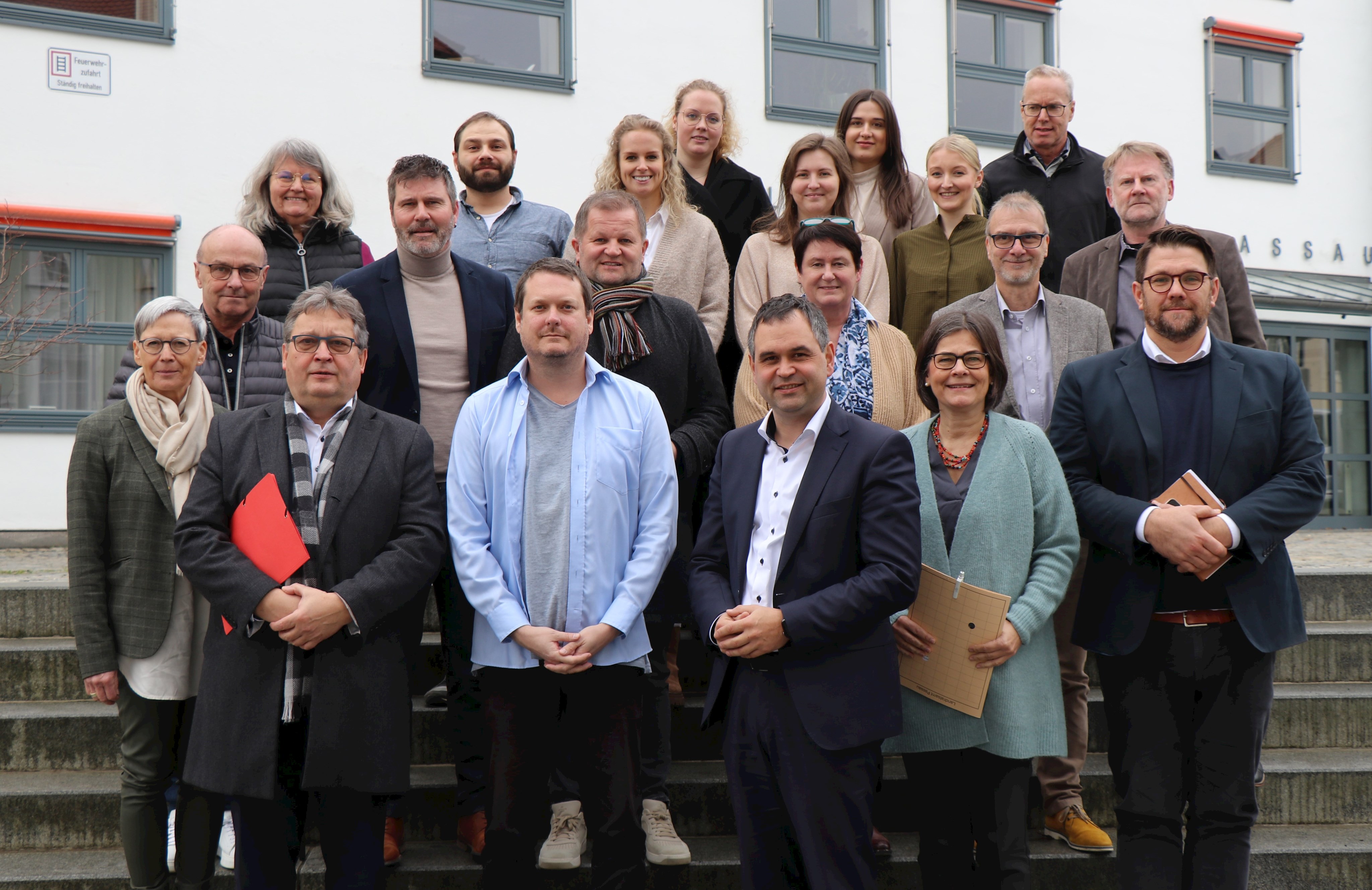 Landkreis Passau und Caritas gemeinsam für Integration. Vorne v.l.: Birgit Bachl (Büroleitung Landrat), Norbert Schwarz (Teamleiter Jobcenter Passau Land), Diakon Konrad Niederländer (Vorstand Diözesancaritasverband Passau), Integrationslotse Andreas Trpak, Alexander Wagner (Geschäftsführer Jobcenter Passau Land), Landrat Raimund Kneidinger, Patrizia Hager (Sozialplanung und Integration im Sachgebiet Kreisentwicklung), Verena Schwarz (Abteilungsleiterin Öffentliche Sicherheit und Ordnung), Stefan Geiß (Sachgebietsleiter Kreisjugendamt), Andreas Buettner (Abteilungsleiter kommunale und soziale Angelegenheiten), 
hinten v.l.: Beate Heindl (Fachbereichsleiterin Ehrenamt und Engagement Diözesancaritasverband), Roland Gruber (Sachgebietsleiter Kreisentwicklung), Dominik Weber (Sachgebiet Personenstands- und Ausländerwesen), Gina Lang (Referendarin), Johanna-Marie Oerke (Referendarin), Katharina Naumann (Referendarin), Jasmin Mujanovic (Referendarin), Theresa Pflieger (Referendarin), Armin Absmeier (Sachgebietsleiter Ehrenamt und Chancengleichheit), Siegfried Weishäupl (Sachgebietsleiter Soziale Angelegenheiten).