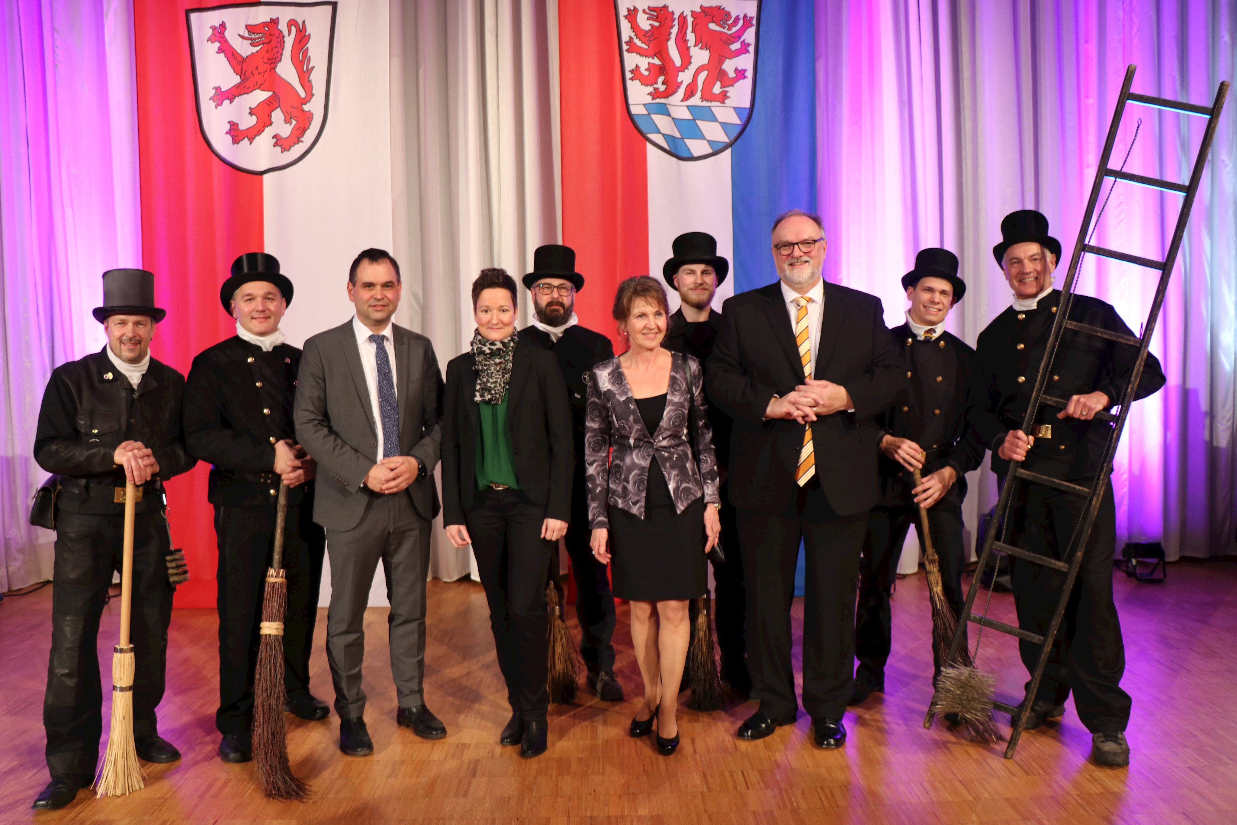 Tradition beim Neujahrsempfang von Stadt und Landkreis Passau: Das Gruppenfoto von Landrat Raimund Kneidinger (vorne ab 3.v.l.) mit Ehefrau Petra, Oberbürgermeister Jürgen Dupper (vorne ab 3.v.r.) mit Ehefrau Uschi und den Kaminkehrern.