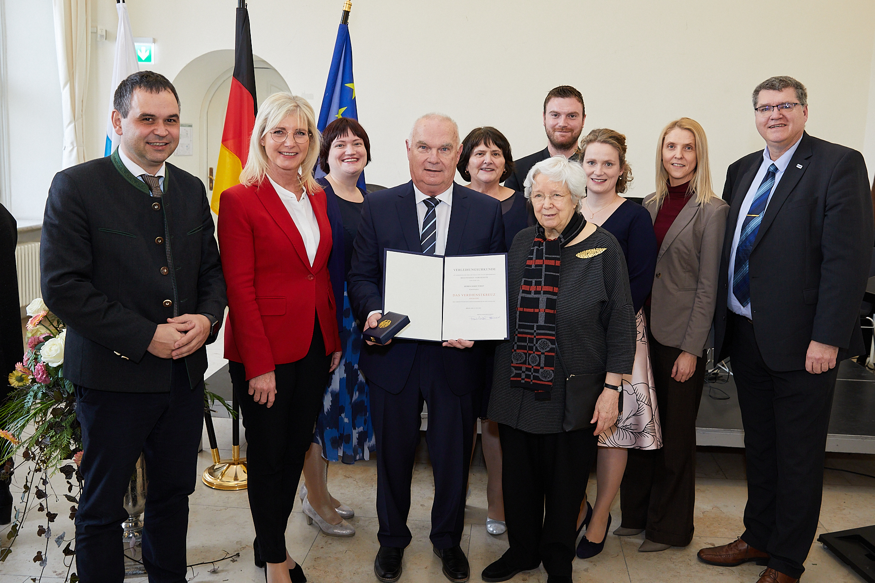 Glückliche Gesichter bei der Ordensverleihung in München: Landrat Raimund Kneidinger (v.l.), Sozialministerin Ulrike Scharf, Johanna Fürst, Josef Fürst, Maria Fürst, Benedikt Fürst (hinten), VdK-Landesvorsitzende Ulrike Mascher (vorne), Stefanie Karlstetter, VdK-Kreisgeschäftsführerin Doris Ortner, und VdK-Bezirksgeschäftsführer Franz Herrmann.