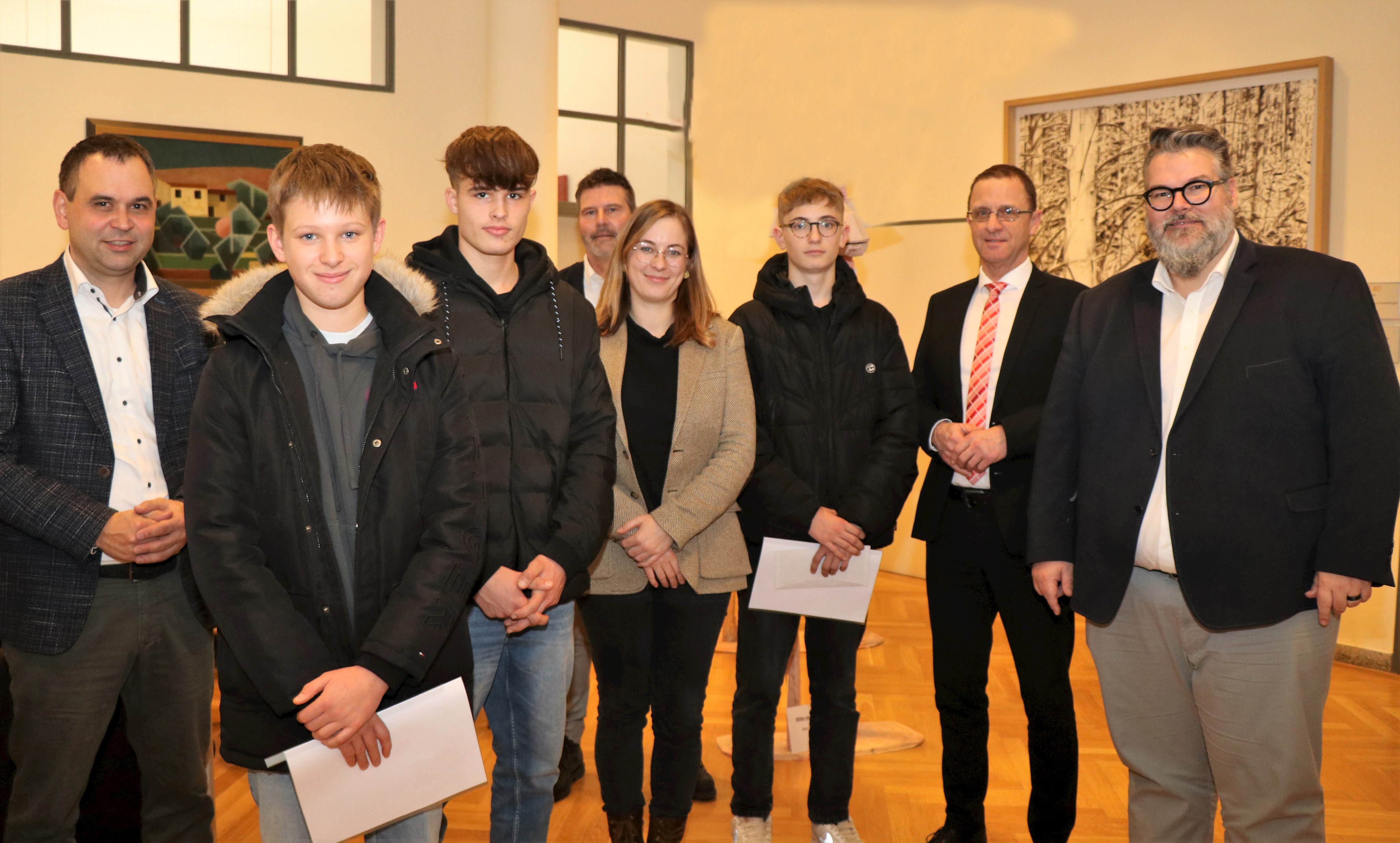 Landrat Raimund Kneidinger, Julian Ortanderl, Nicolas Brauneis (beide RS Schweiklberg), Sachgebietsleiter Kreisentwicklung Roland Gruber, Projektmanagerin Danica Huber, Luca Walch (Mittelschule Pocking), Regierungsdirektor Armin Diewald und Passaus zweiter Bürgermeister Andreas Rother