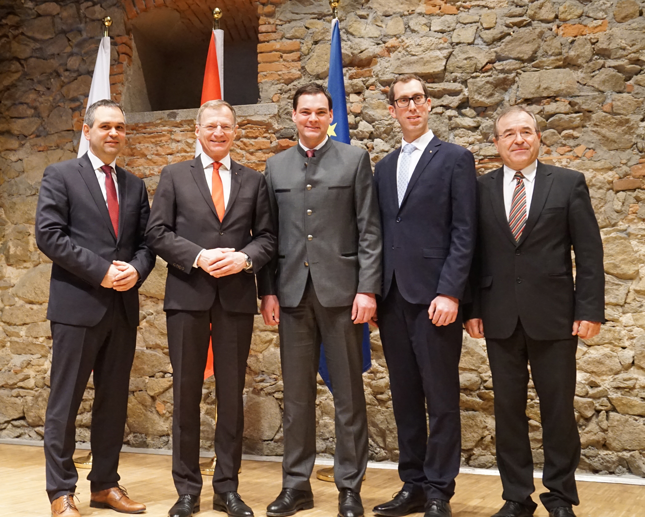 Landrat Raimund Kneidinger (Passau), Landeshauptmann Thomas Stelzer (Oberösterreich), Landrat Sebastian Gruber (Freyung-Grafenau), Bezirskhauptmann Dr. Florian Kolmhofer (Schärding) und dessen Vorgänger Rudolf Greiner.