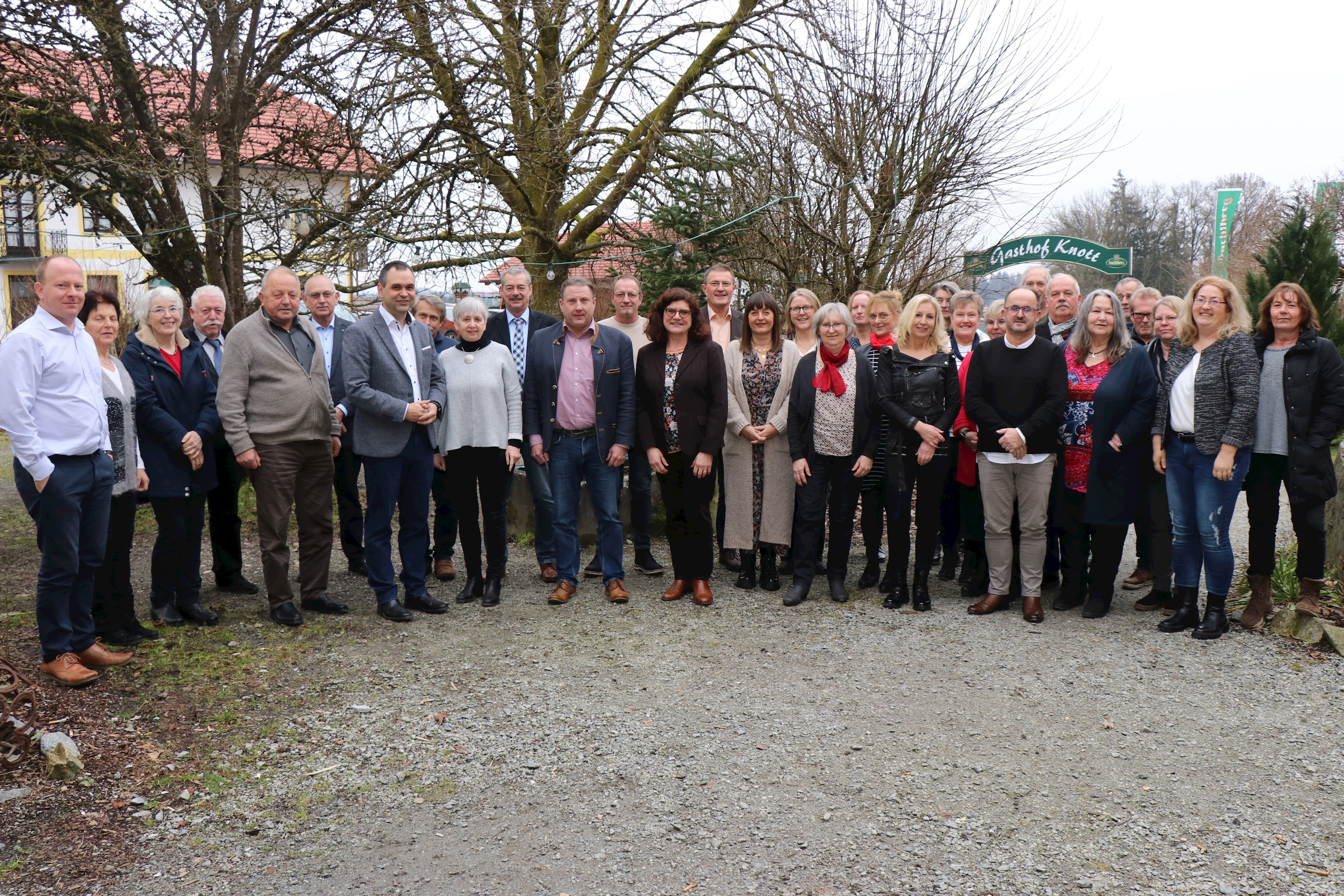 Landrat Raimund Kneidinger (7.v.l.), Abteilungsleiter Josef Kaiser (10.v.l), Personalratsvorsitzender Rudi Gruber (14.v.l.) und die Leiterin der Personalverwaltung, Brigitte Bremböck (16.v.l.) mit den geehrten und verabschiedeten Mitarbeiterinnen und Mitarbeitern des Landratsamtes Passau.