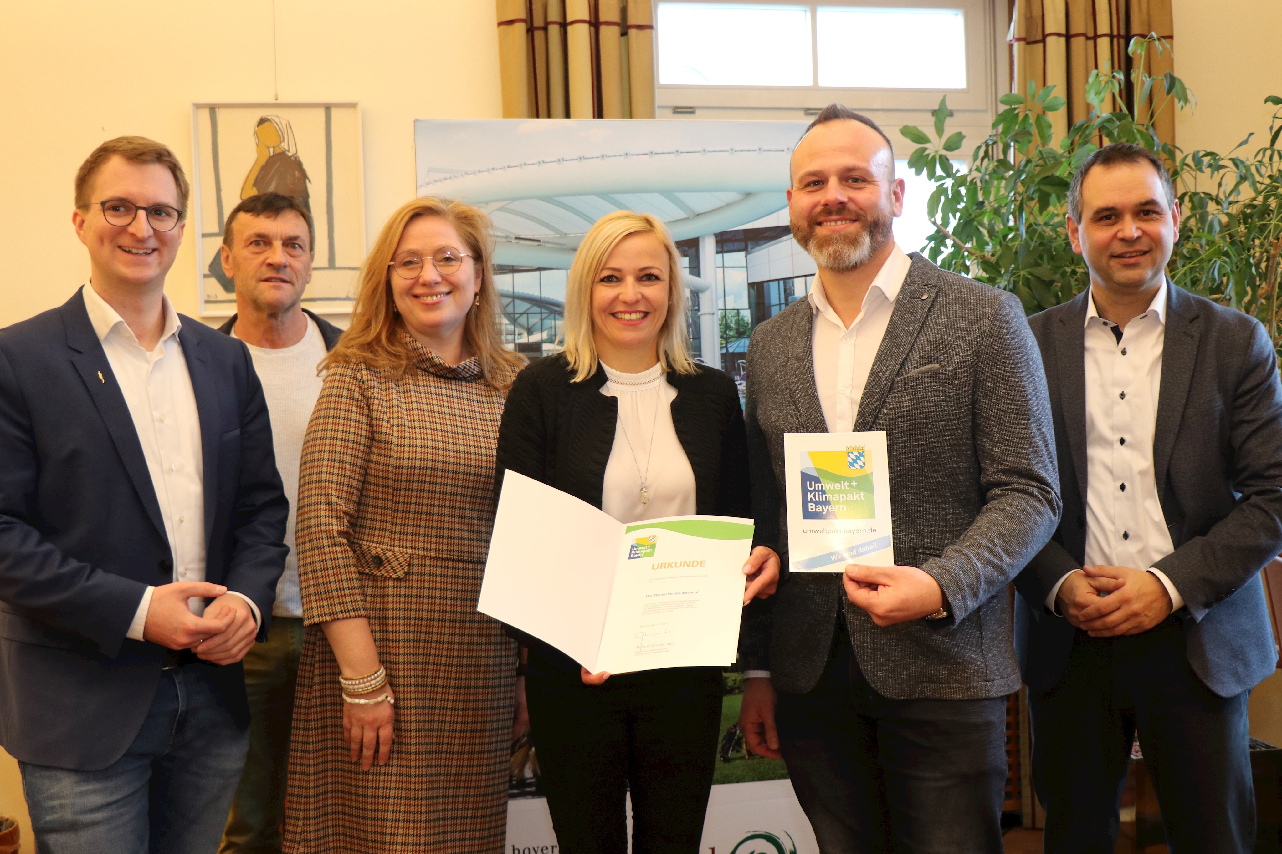 Umwelt- und Klimapakt Bayern: Landrat Raimund Kneidinger (v.r.) konnte mit Stephan Schwenold und Claudia Wenzl vom Bio-Vitalhotel Falkenhof aus Bad Füssing einen weiteren Partner in den Umwelt- und Klimapakt Bayern aufnehmen. Mit dabei waren Bad Füssings Bürgermeister Tobias Kurz (v.l.), Klimaschutzbeauftragter des Landkreises, Peter Ranzinger sowie Bad Füssings Kur- und Tourismusmanagerin Daniela Leipelt.